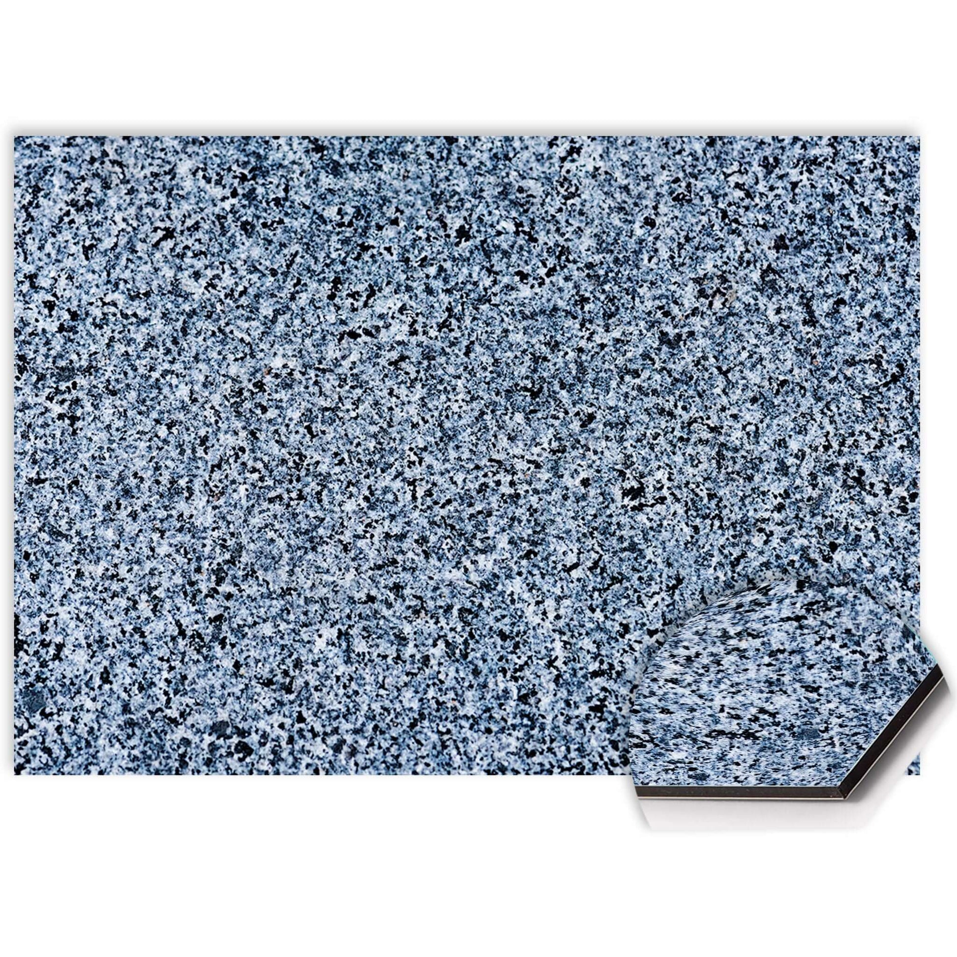 Close-up van Baltic Granite spatscherm met blauw-witte granietstructuur op onderhoudsvriendelijk Aluminium Dibond