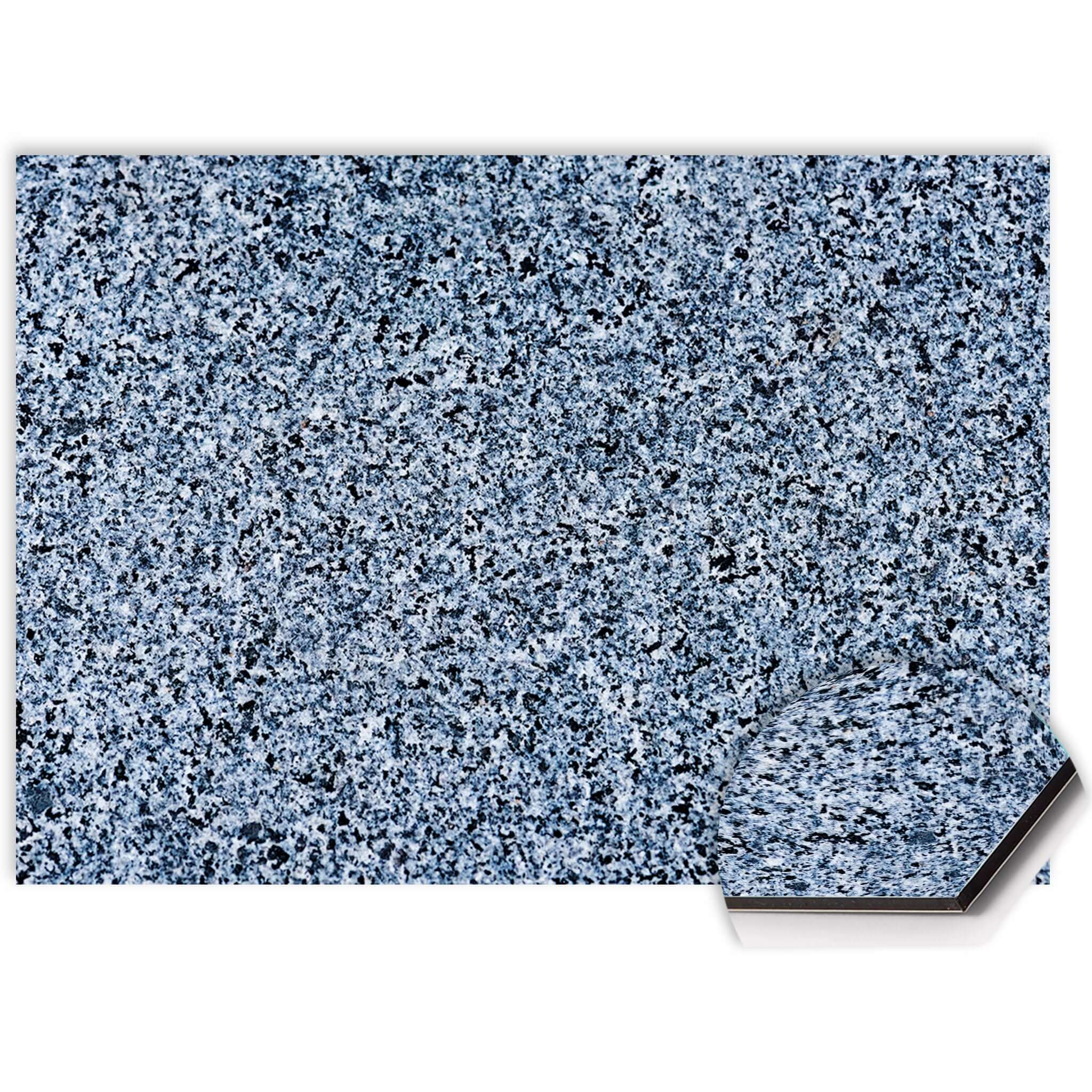 Close-up van Baltic Granite spatscherm met blauw-witte granietstructuur op onderhoudsvriendelijk Aluminium Dibond