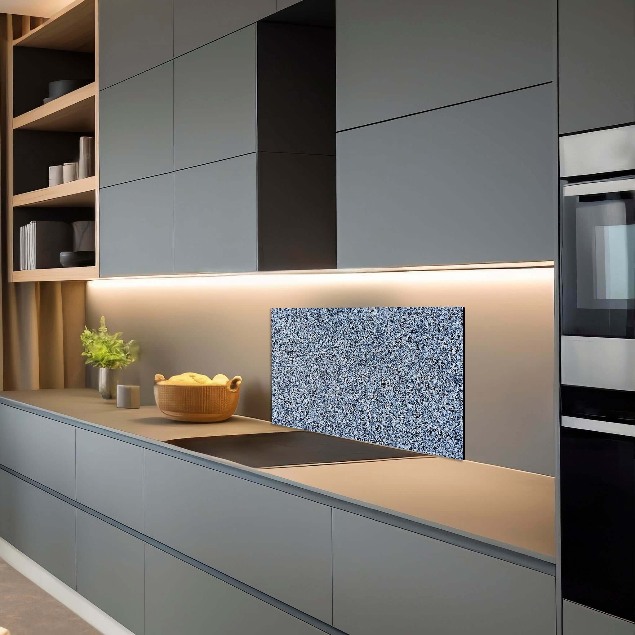 Donkere keuken met Baltic Granite spatscherm van Aluminium Dibond met blauw granietpatroon