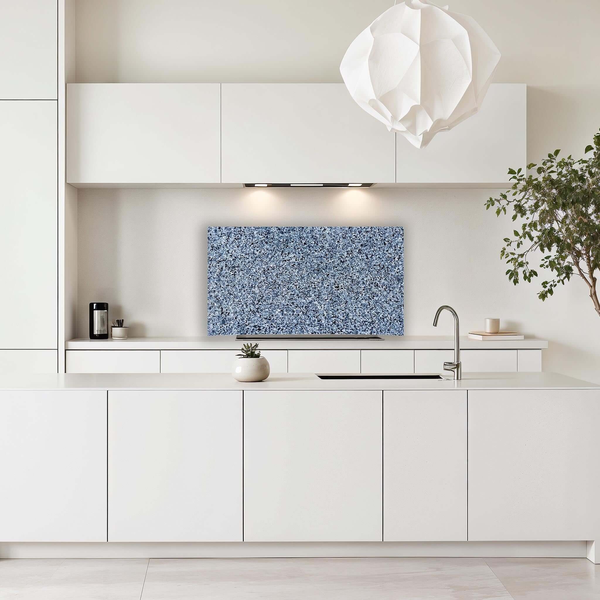 Witte keuken met Baltic Granite spatscherm van Aluminium Dibond in blauw granietdesign