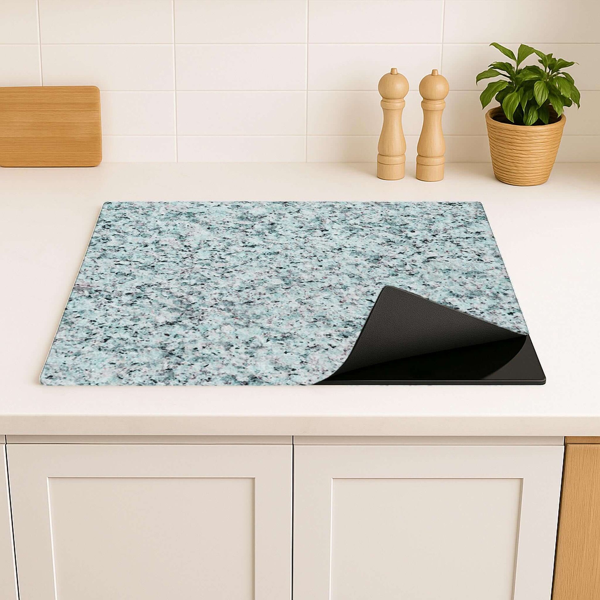 Detailfoto van de Baltic Mist inductiebeschermer met subtiel granietpatroon