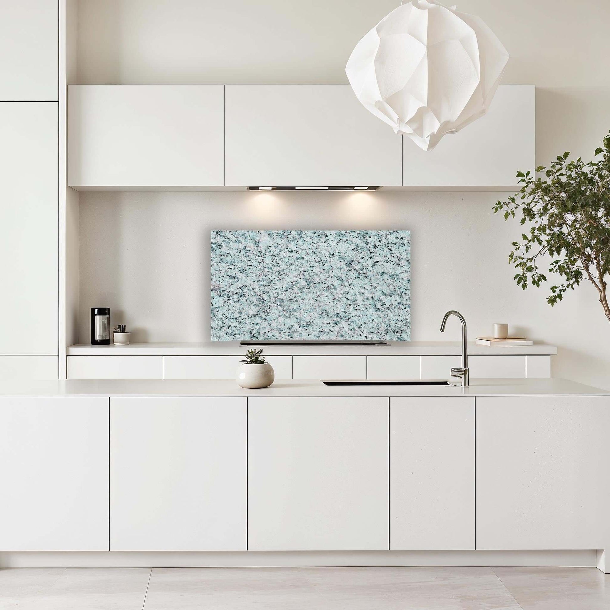 Witte keuken met Baltic Mist spatscherm van Aluminium Dibond in blauwgroene granietlook