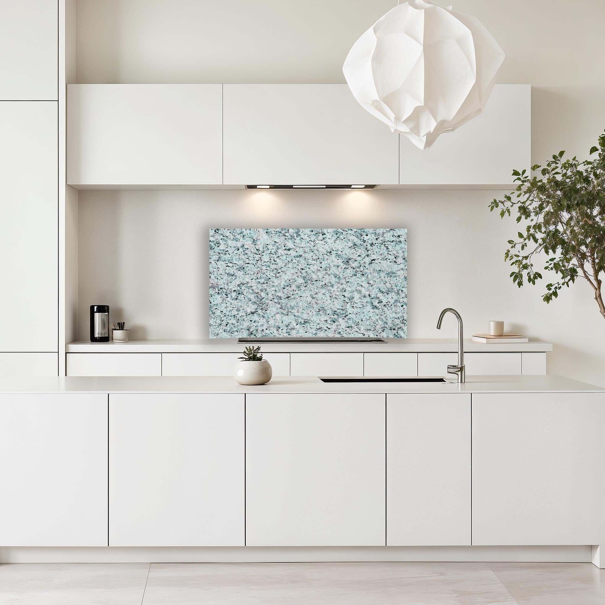 Witte keuken met Baltic Mist spatscherm van Aluminium Dibond in blauwgroene granietlook