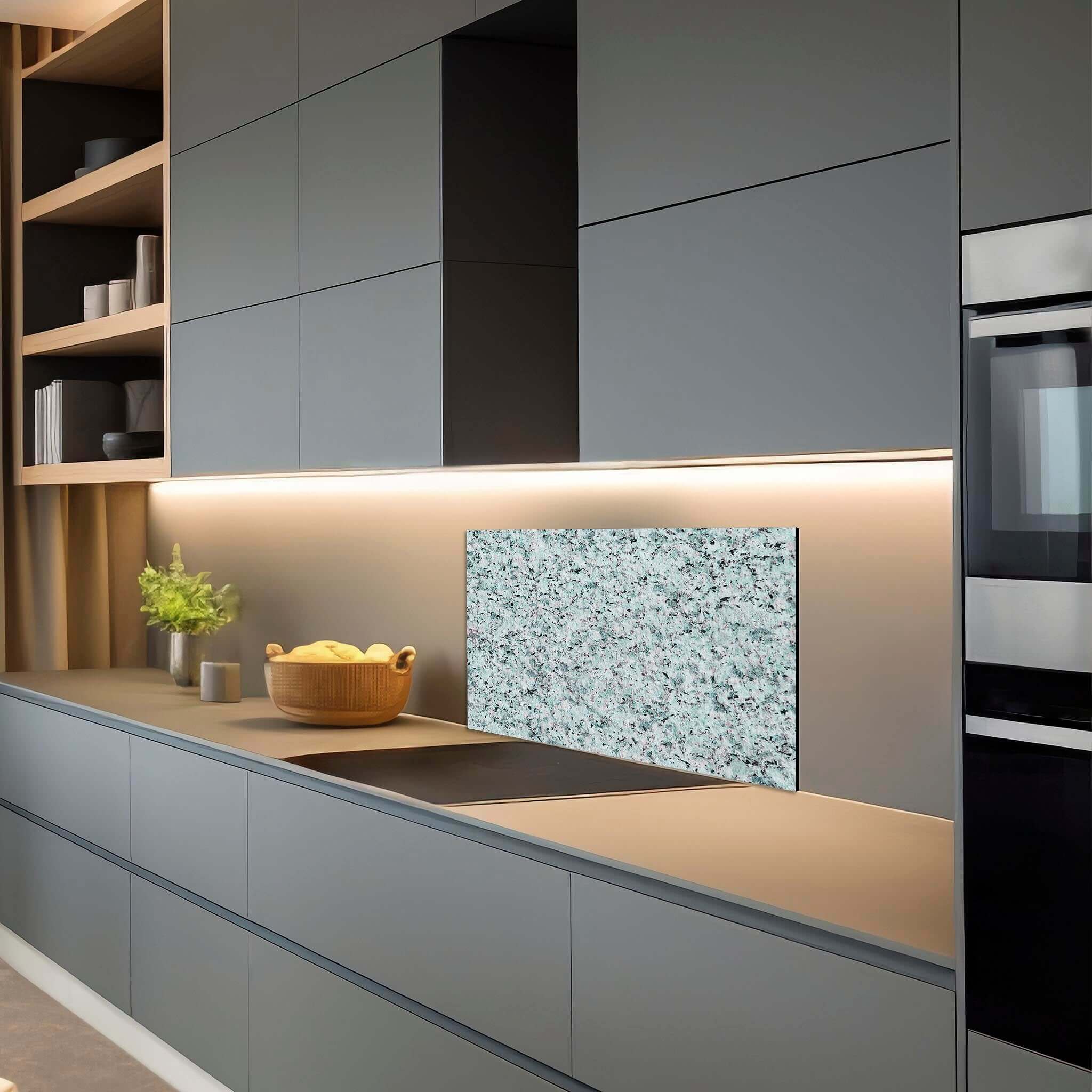 Donkere keuken met Baltic Mist spatscherm van Aluminium Dibond in frisse blauwgroene granietstructuur