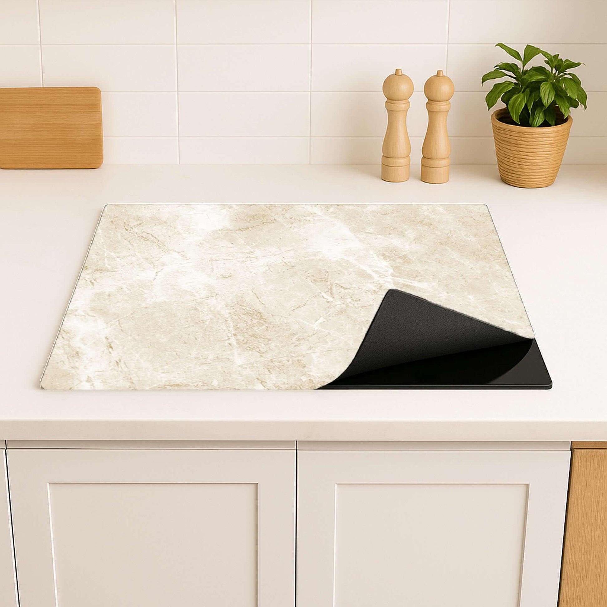 Beige Marble inductie beschermer geplaatst in een lichte, moderne keuken