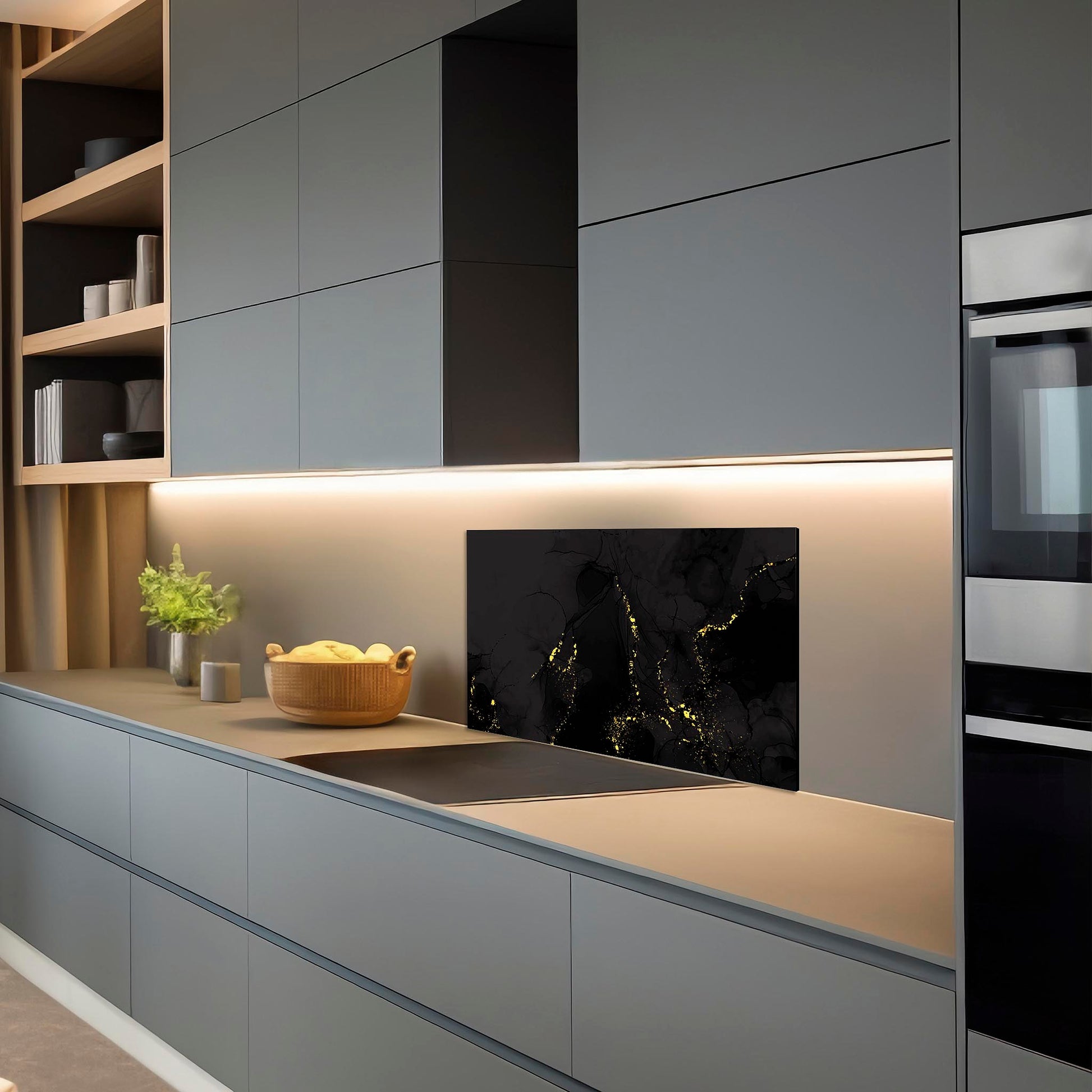 Luxe Black Marble Gold spatscherm in een strakke donkergrijze keuken.
