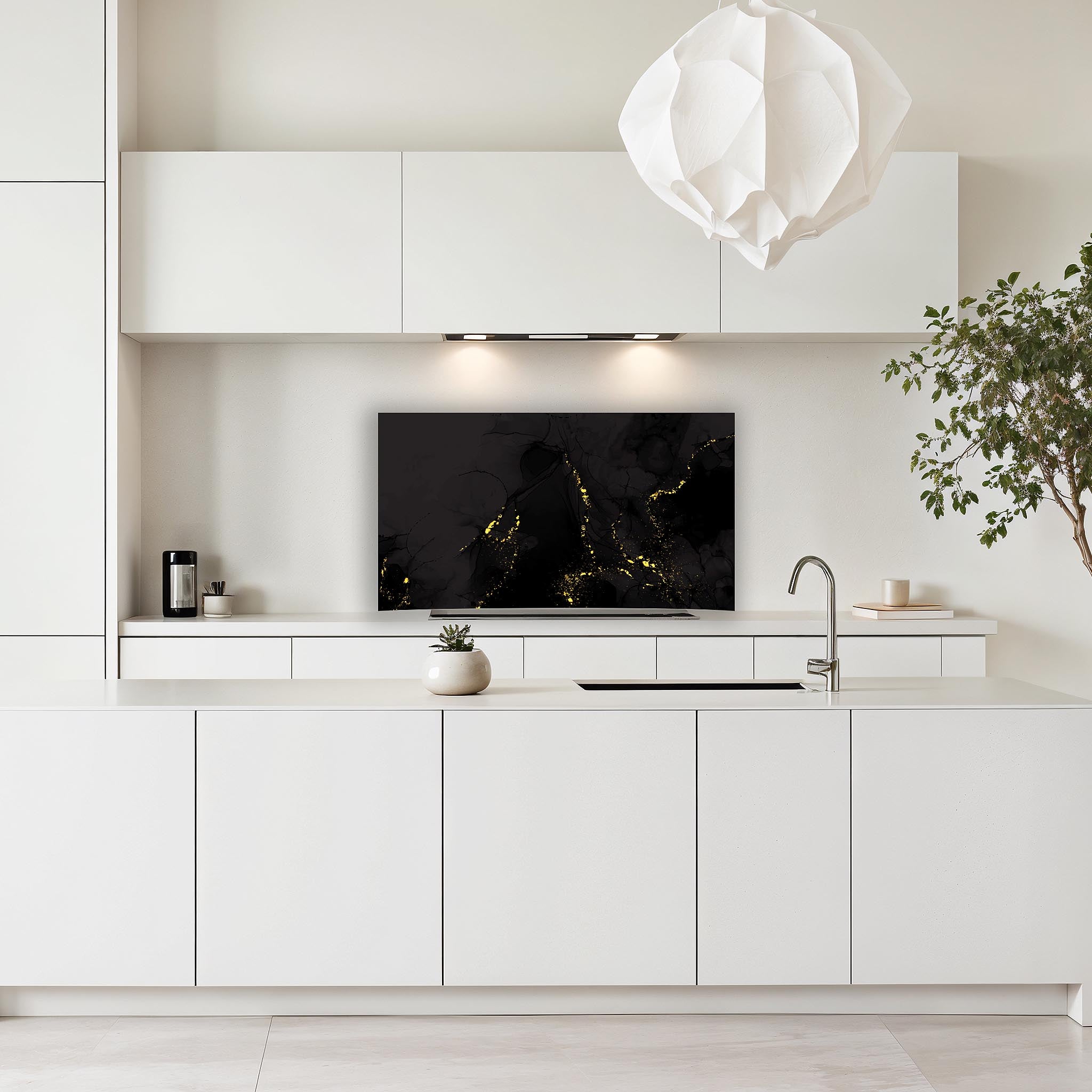 Black Marble Gold spatscherm in een moderne witte keuken, stijlvol en functioneel.