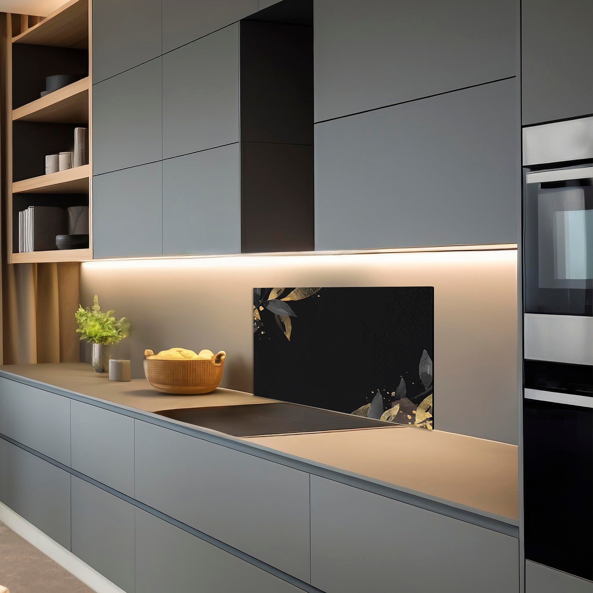 Modern zwart keuken spatscherm met gouden olijfbladeren – Luxury Gold collectie