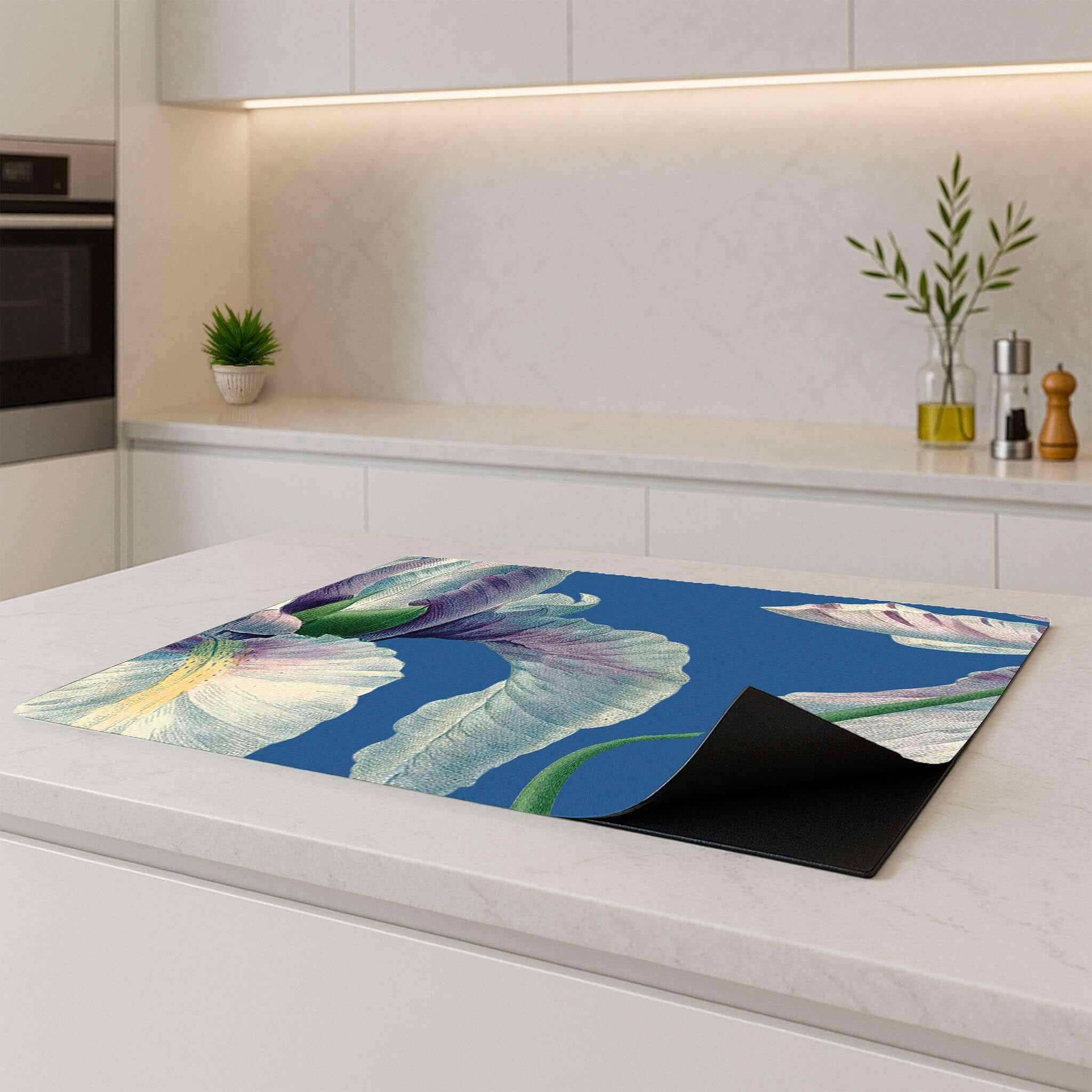 Blue Iris Grace inductiebeschermer geplaatst op een strak wit keukenblad