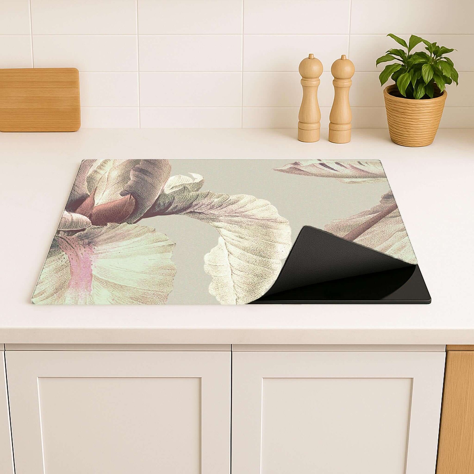 Detail van Blush Iris inductiebeschermer met vintage bloemenprint