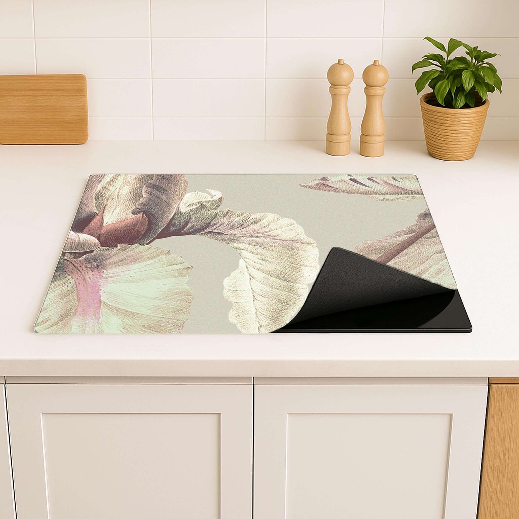Detail van Blush Iris inductiebeschermer met vintage bloemenprint