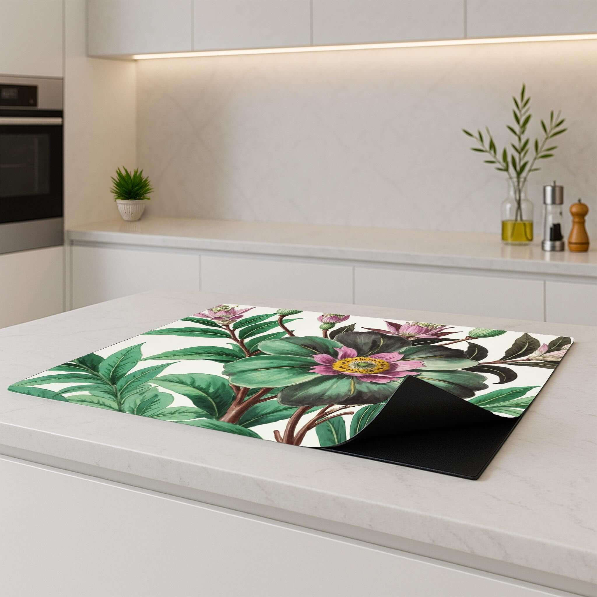 Inductiebeschermer met botanische print op kookeiland