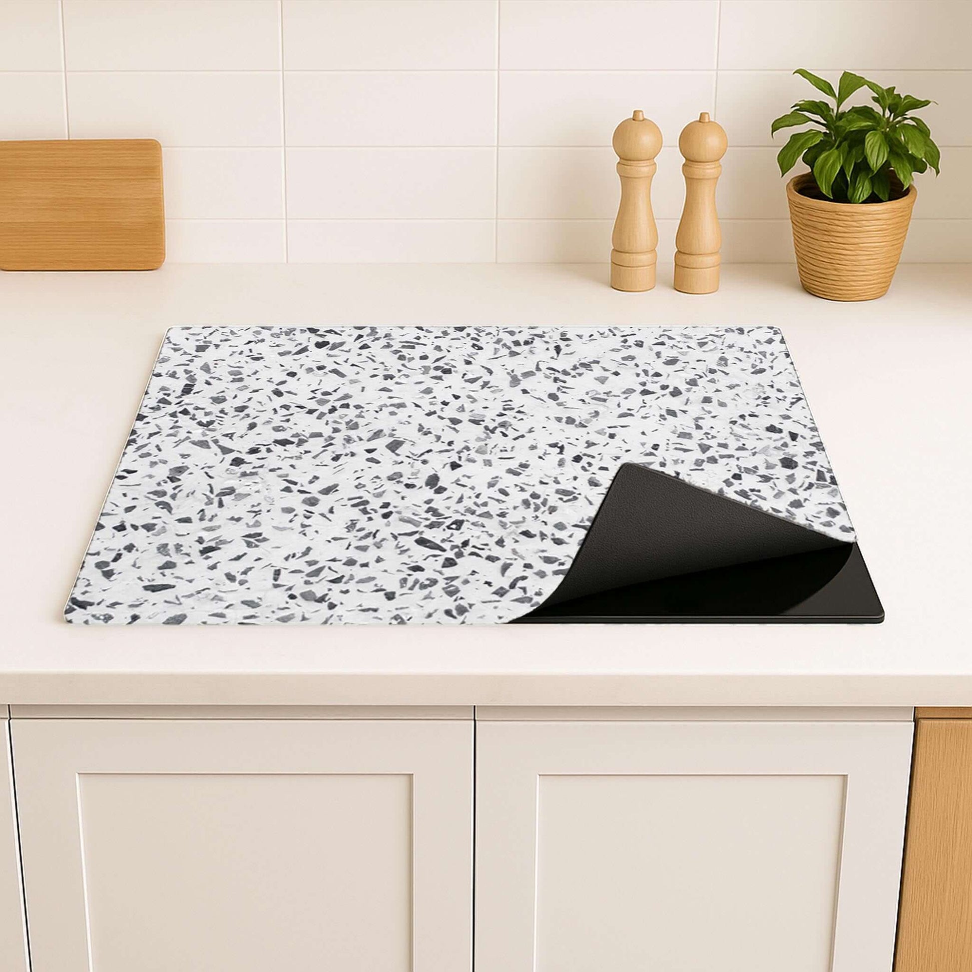 Carrara Mist inductiebeschermer met elegant design en marmerlook, perfect voor je keuken.