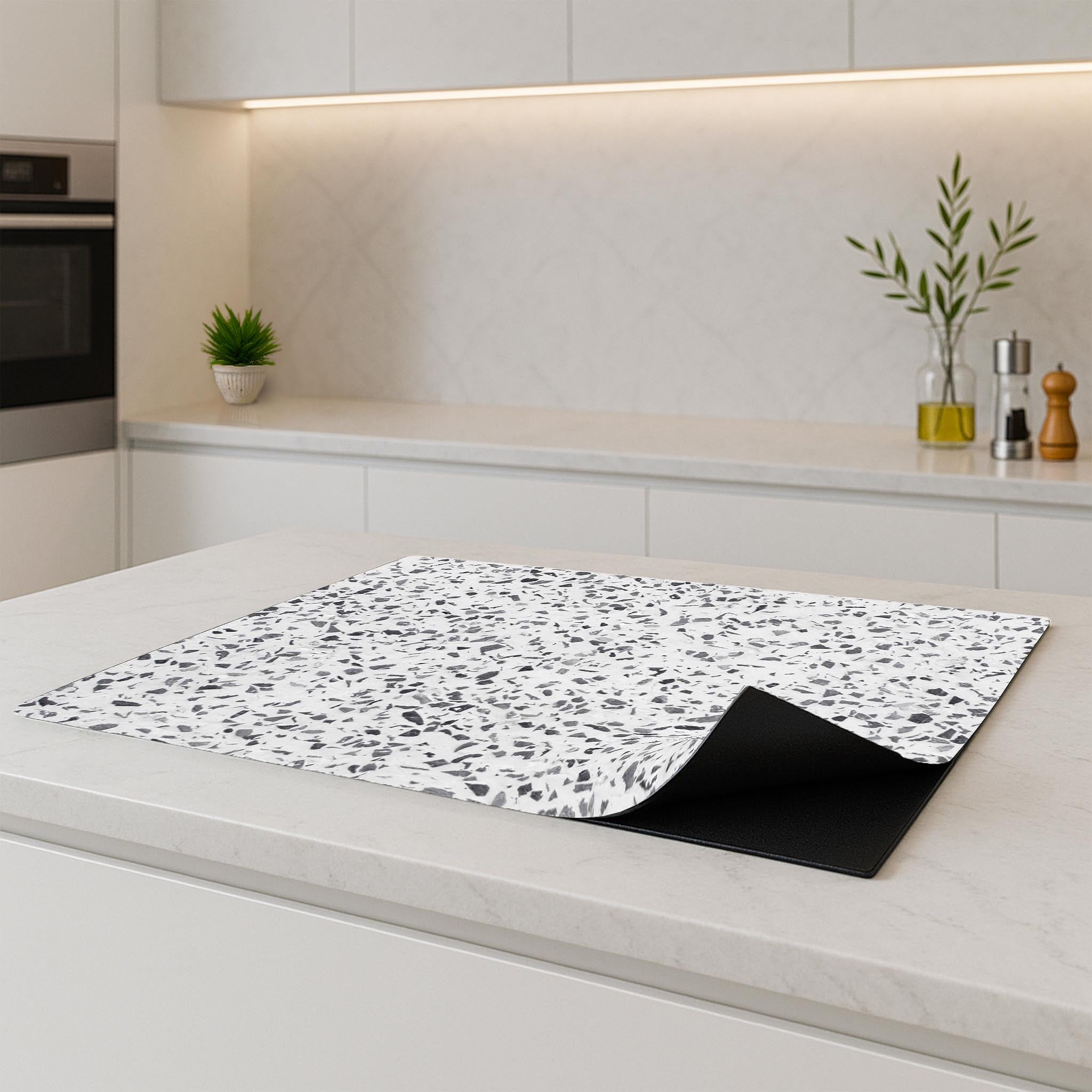 Moderne keuken met Carrara Mist inductiebeschermer op wit aanrechtblad