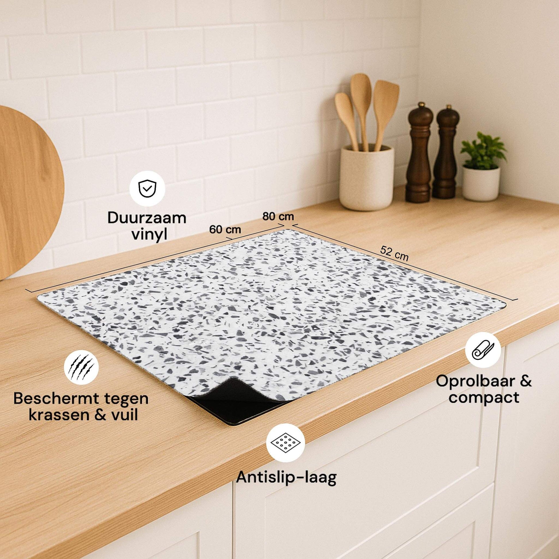 Carrara Mist Inductie Beschermer in marmerdesign, duurzaam vinyl, antislip, beschermt tegen krassen en vuil.