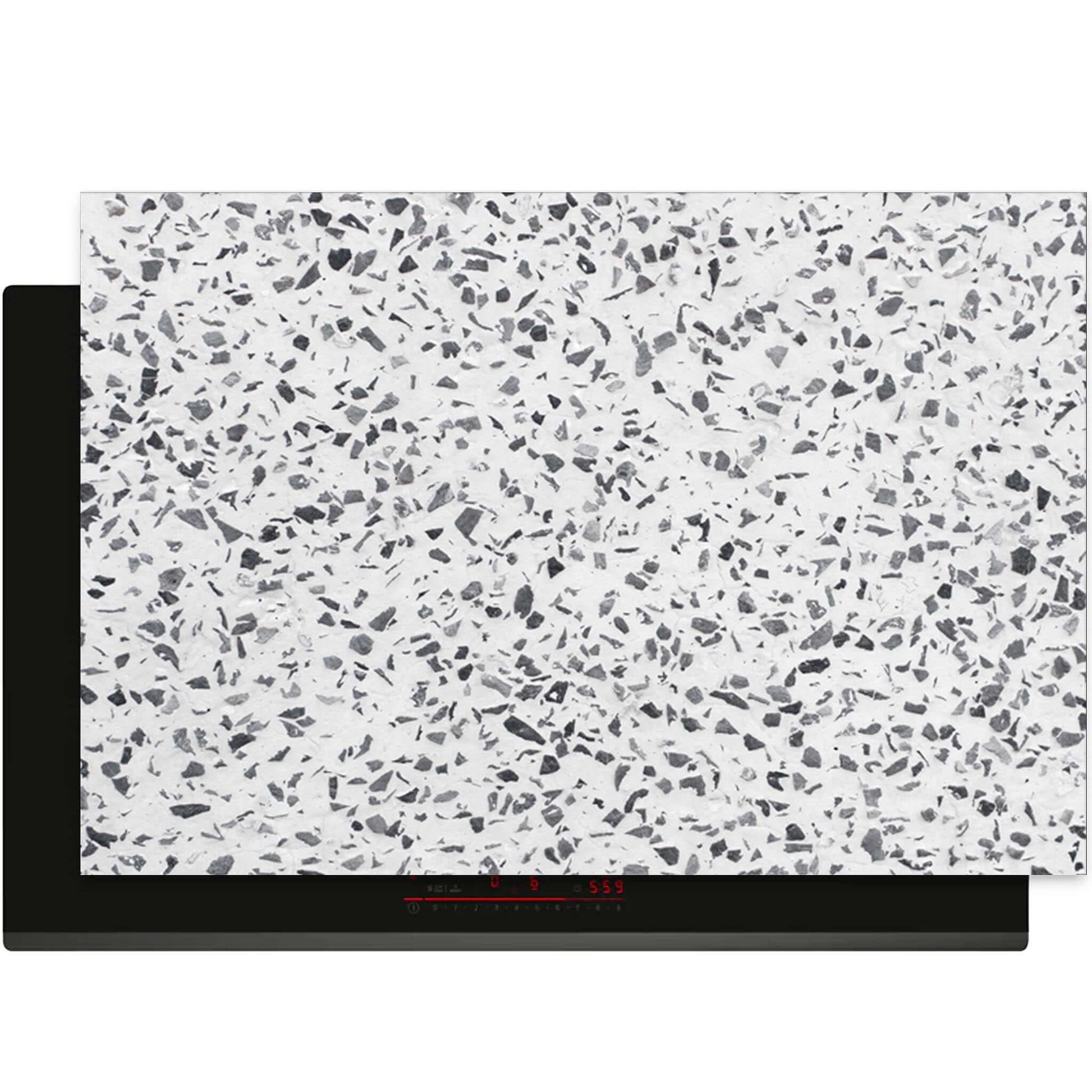 Carrara Mist inductiebeschermer op inductiekookplaat, elegant marmerdesign voor slimme keukenbescherming.