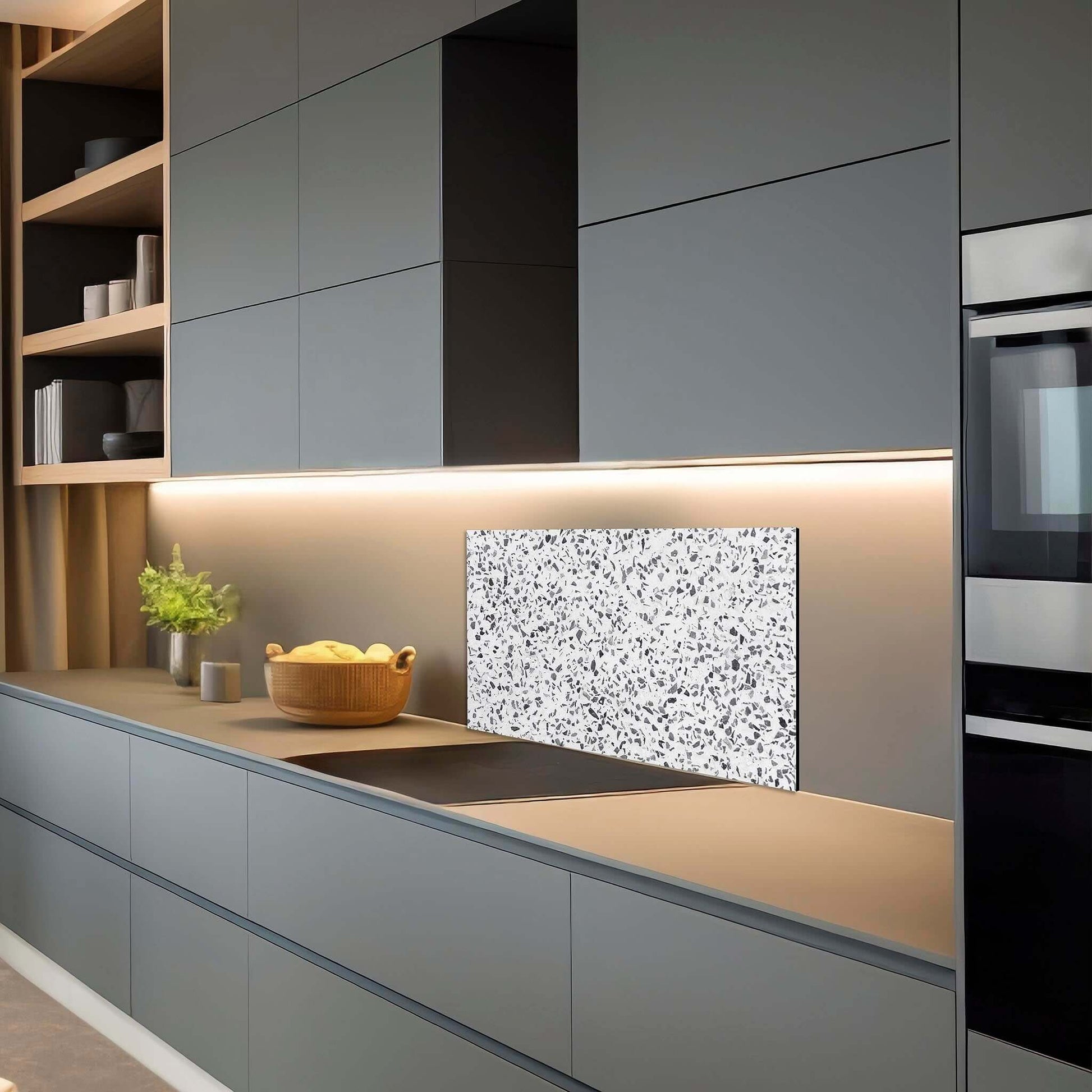 Donkere keuken met Carrara Mist spatscherm van Aluminium Dibond met elegante marmerstructuur