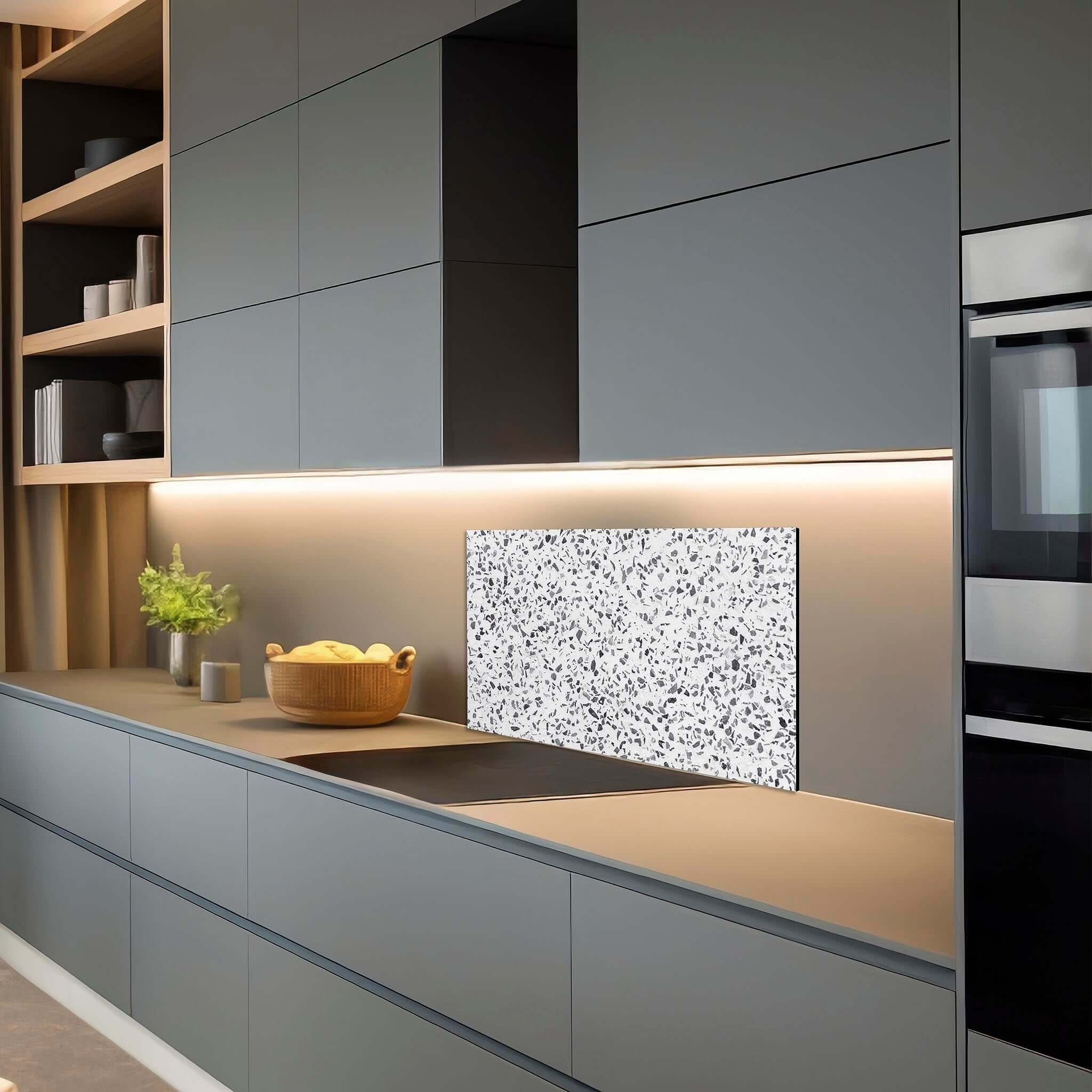 Donkere keuken met Carrara Mist spatscherm van Aluminium Dibond met elegante marmerstructuur