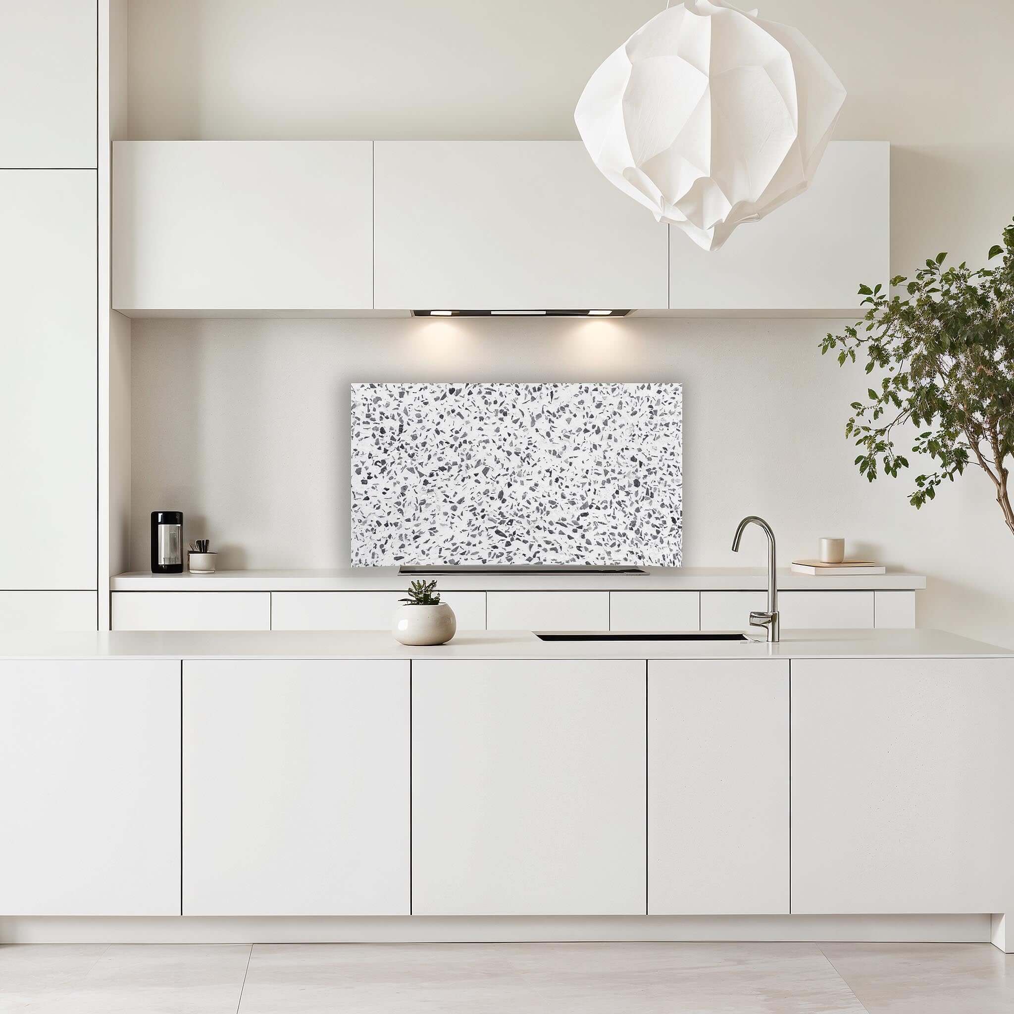 Witte keuken met Carrara Mist spatscherm van Aluminium Dibond in marmerlook design