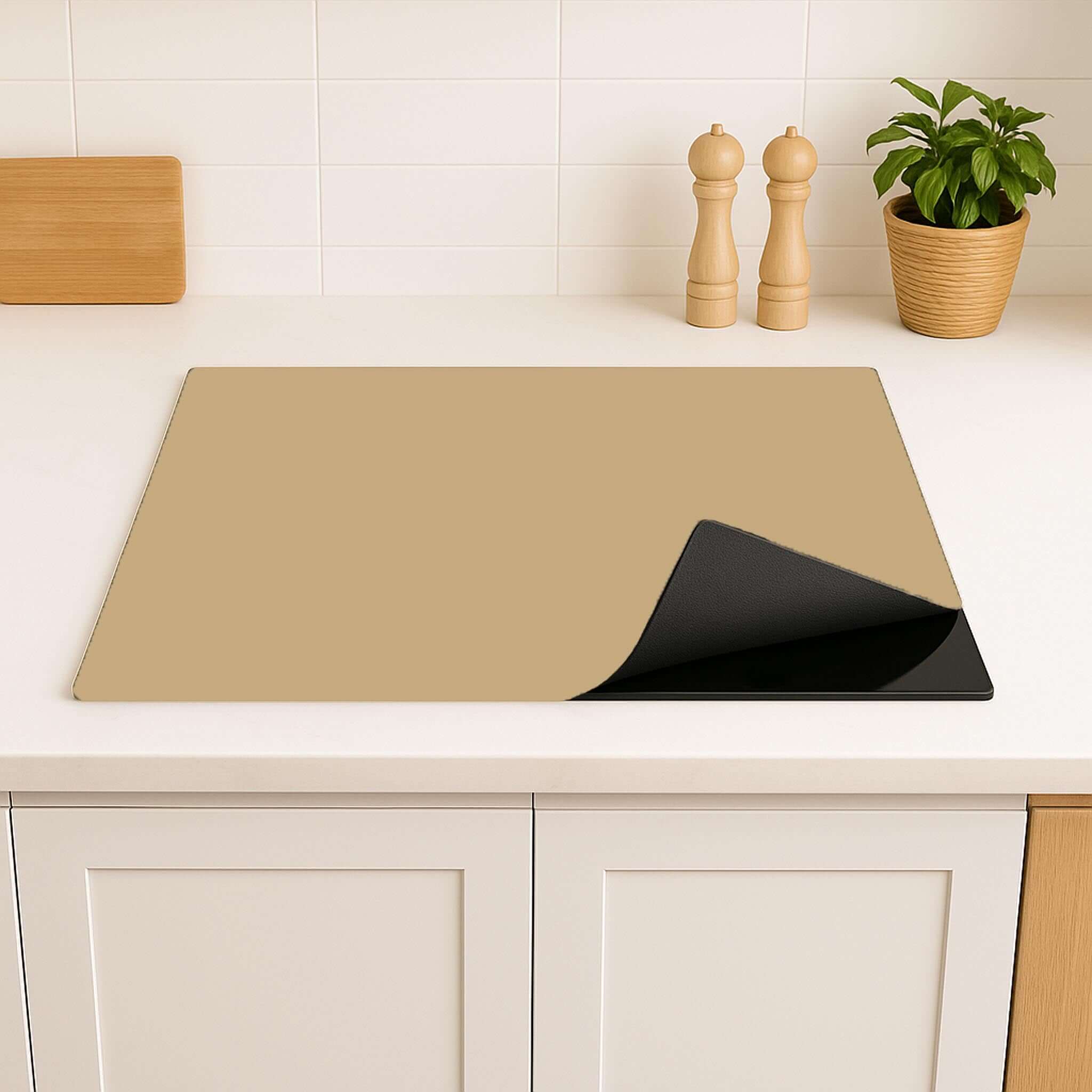 Detail van de Champagne Glow inductiebeschermer met opgerolde hoek.