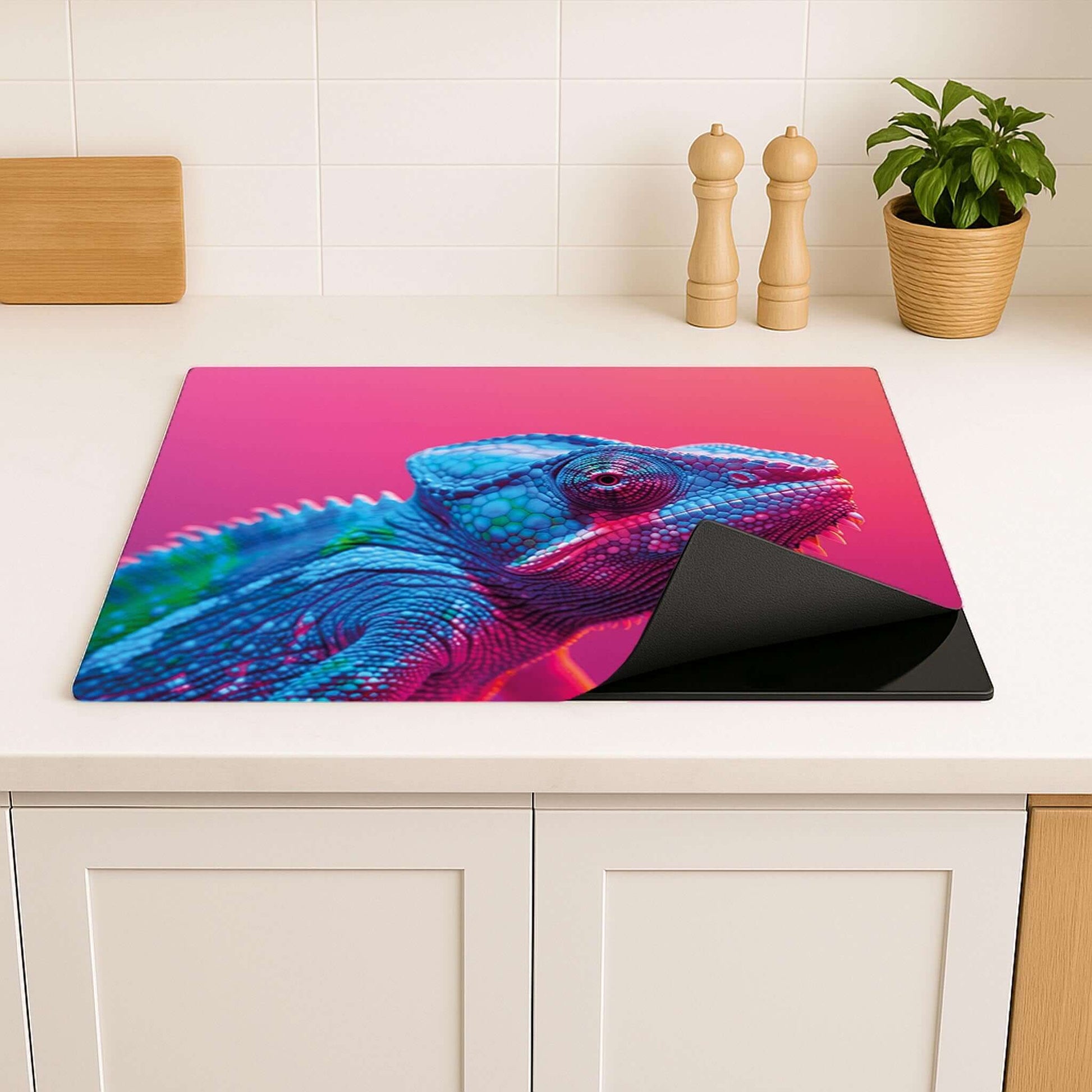 Vooraanzicht van inductiebeschermer met kameleon in blauwe en roze tinten