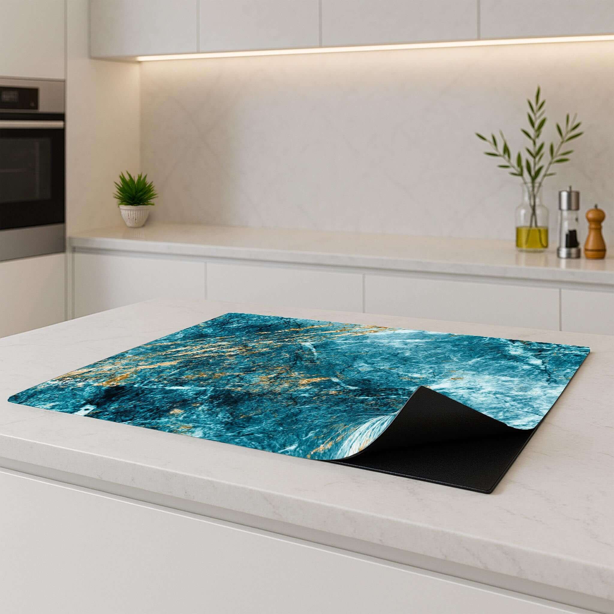Luxe inductie beschermer Deep Ocean Marble op wit keukenblad