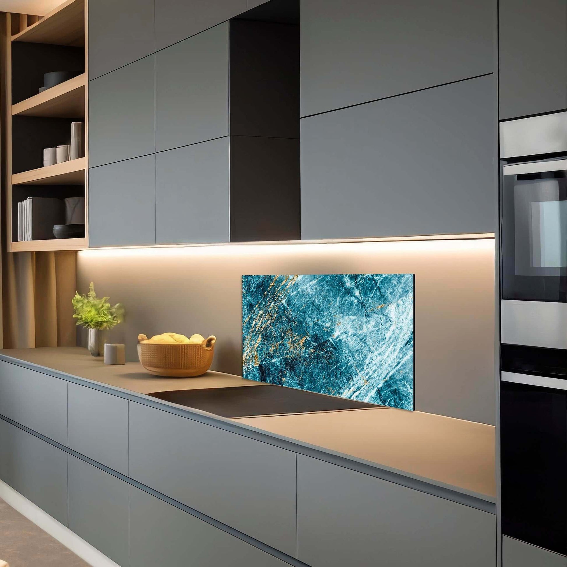 Luxe marmerlook spatscherm in blauw-goud design in donkere keuken
