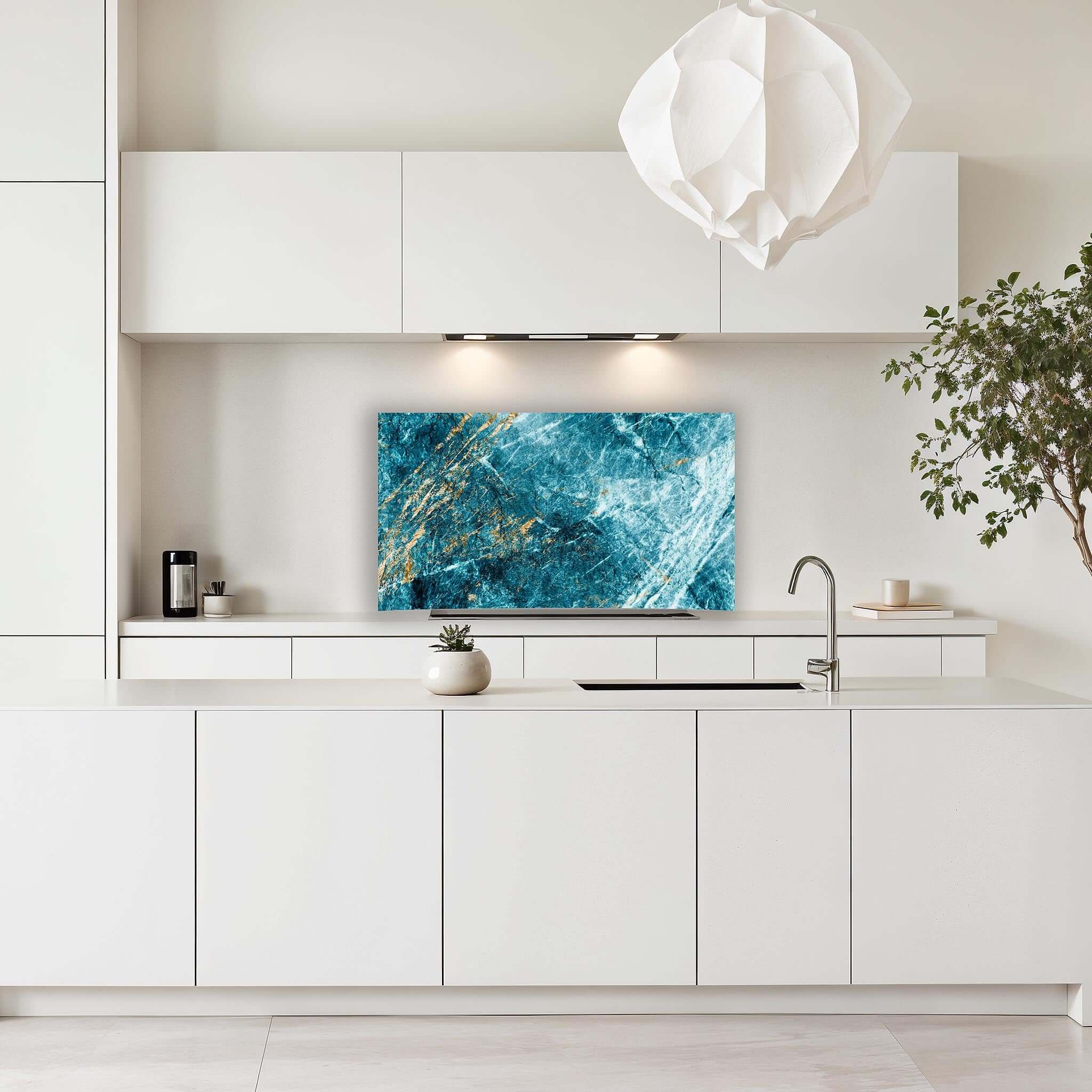 Modern blauw marmer spatscherm met gouden accenten in witte keuken
