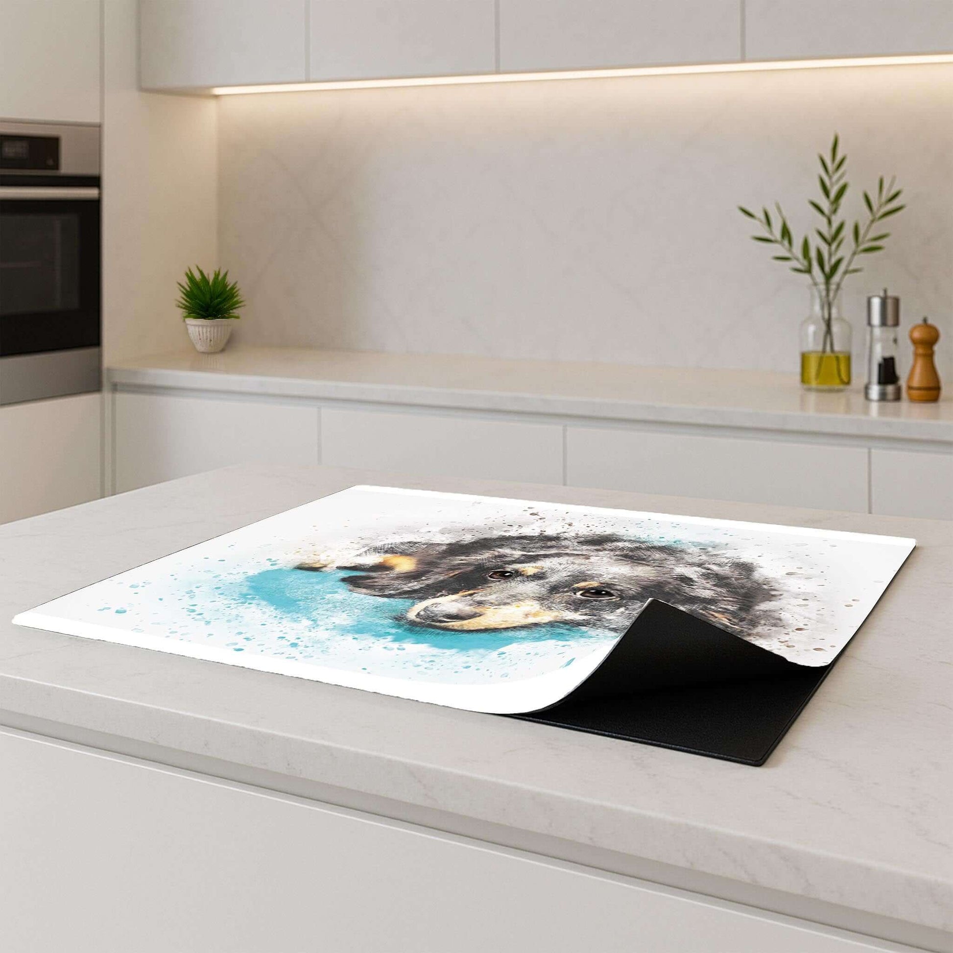 Inductiebeschermer met teckel print, getoond op een kookplaat in een lichte keuken