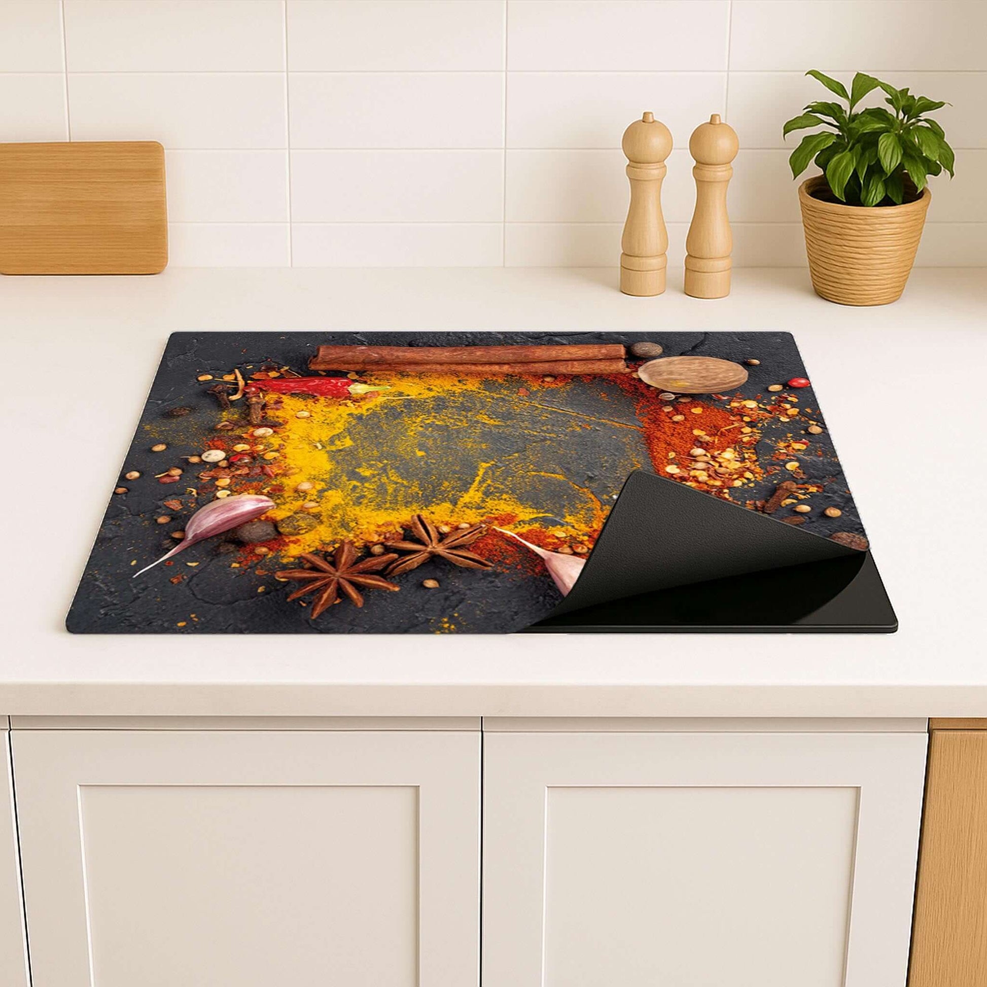 Close-up van de Eastern Spice Mix inductiebeschermer met details van specerijen en kruiden.