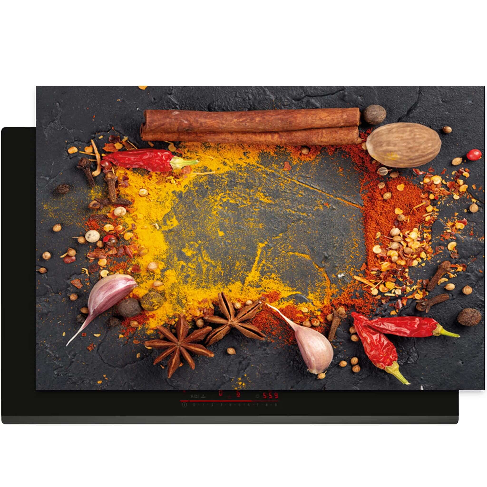 Bovenaanzicht van de Eastern Spice Mix inductiebeschermer met kleurrijke oosterse specerijen.