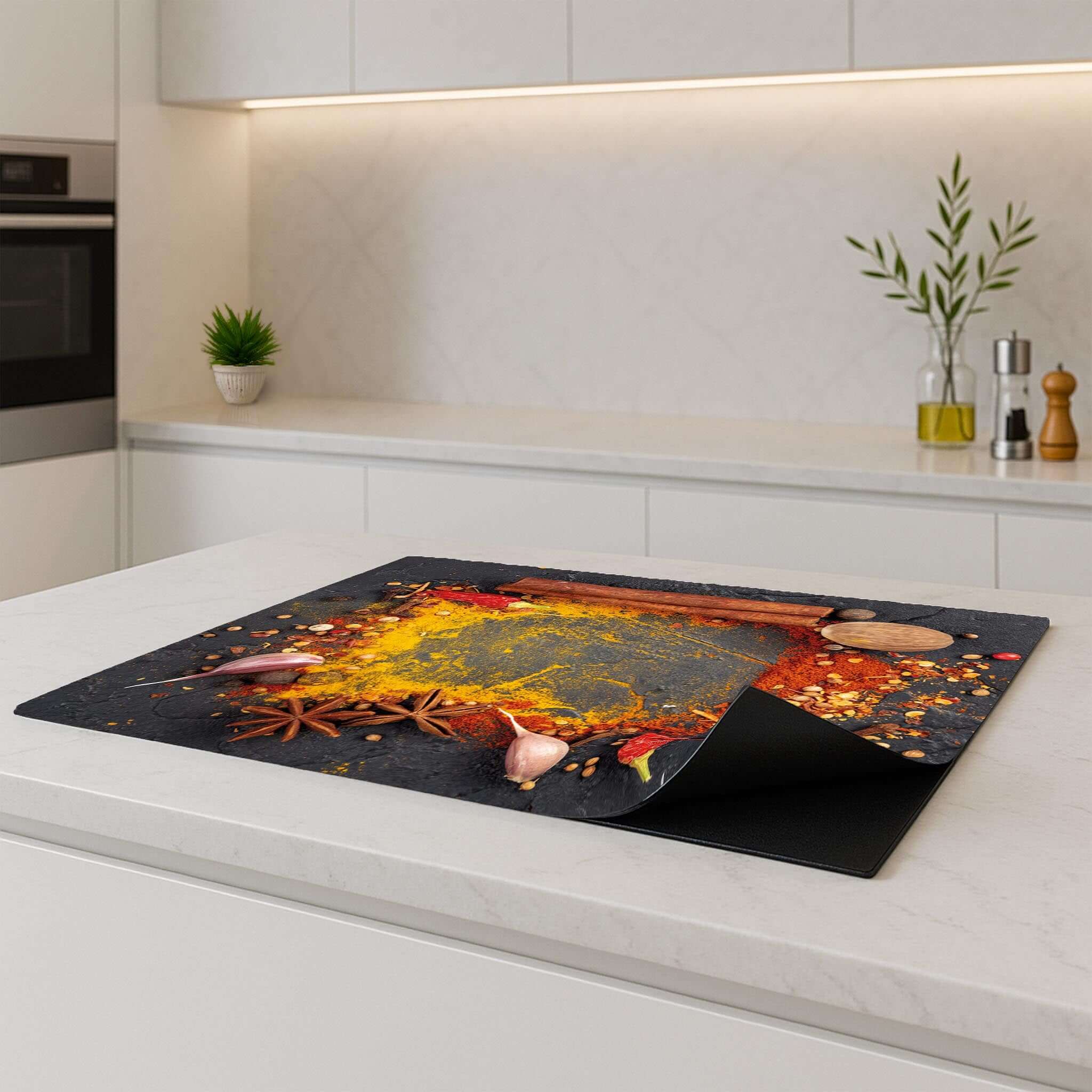 Eastern Spice Mix inductiebeschermer liggend op een inductiekookplaat in een moderne keuken.