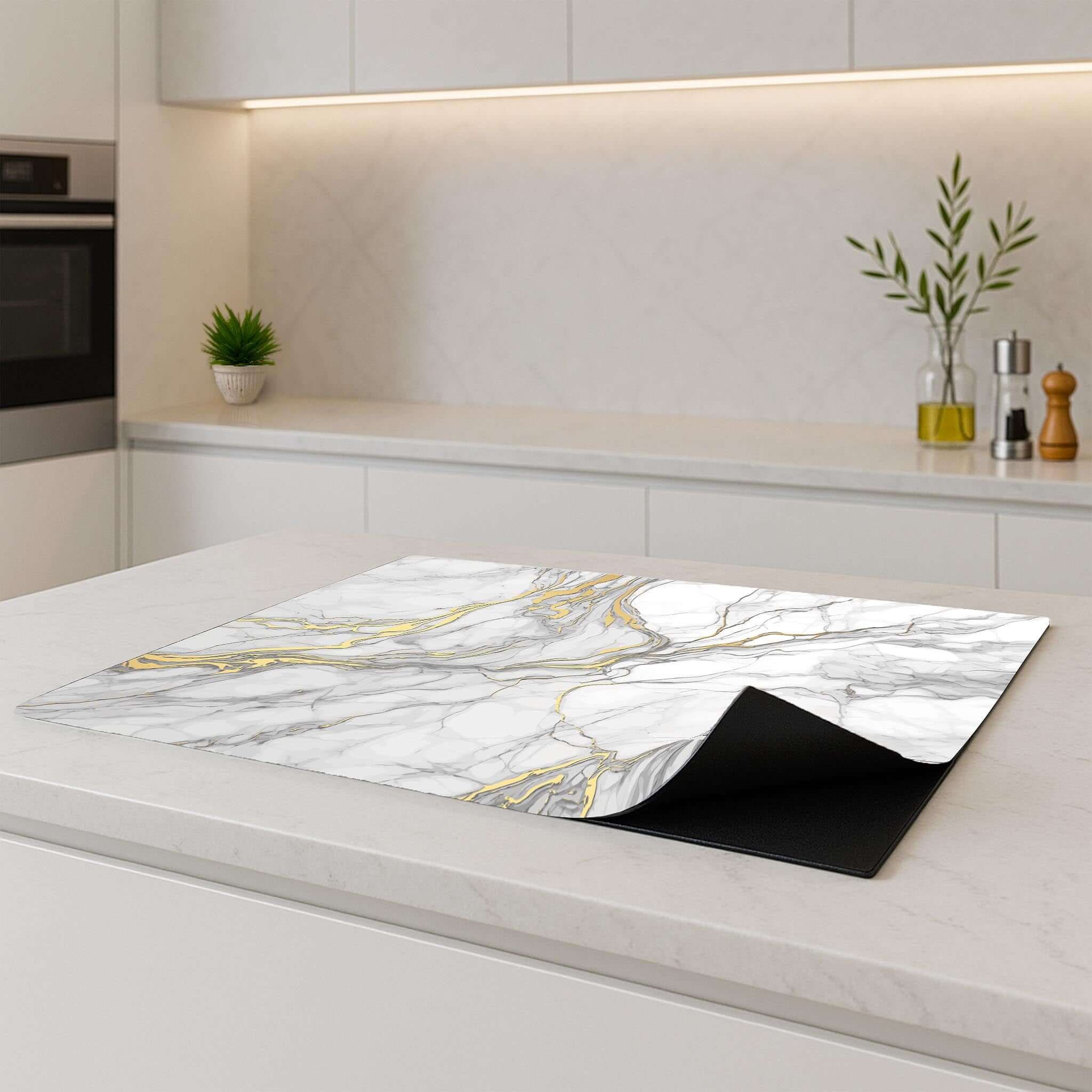Elegant Gold Marble inductie beschermer stijlvol geplaatst op een modern keukenblad, zijkant