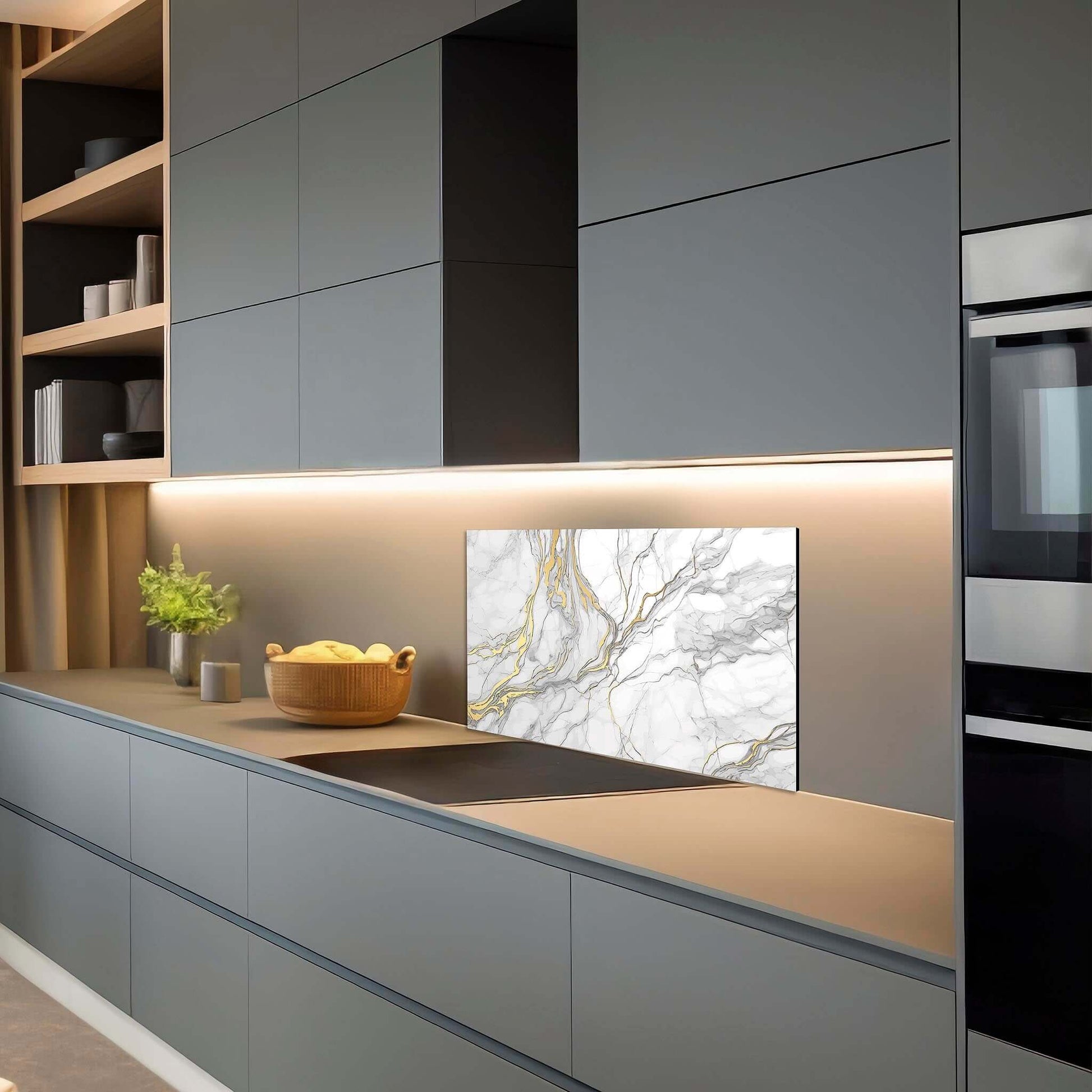 Elegant Gold Marble spatscherm achter kookplaat in een grijze moderne keuken