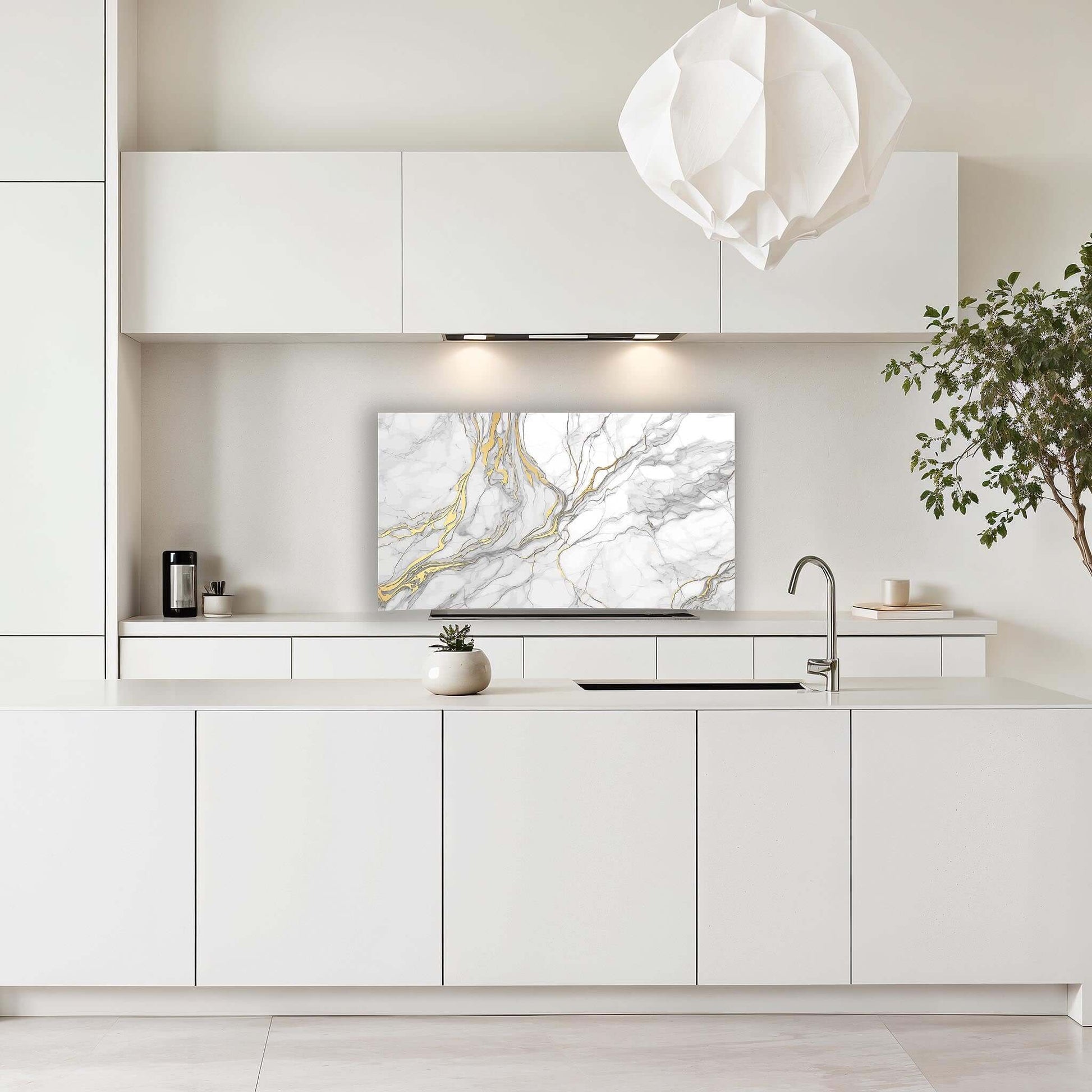 Elegant Gold Marble spatscherm gemonteerd in een witte moderne keuken