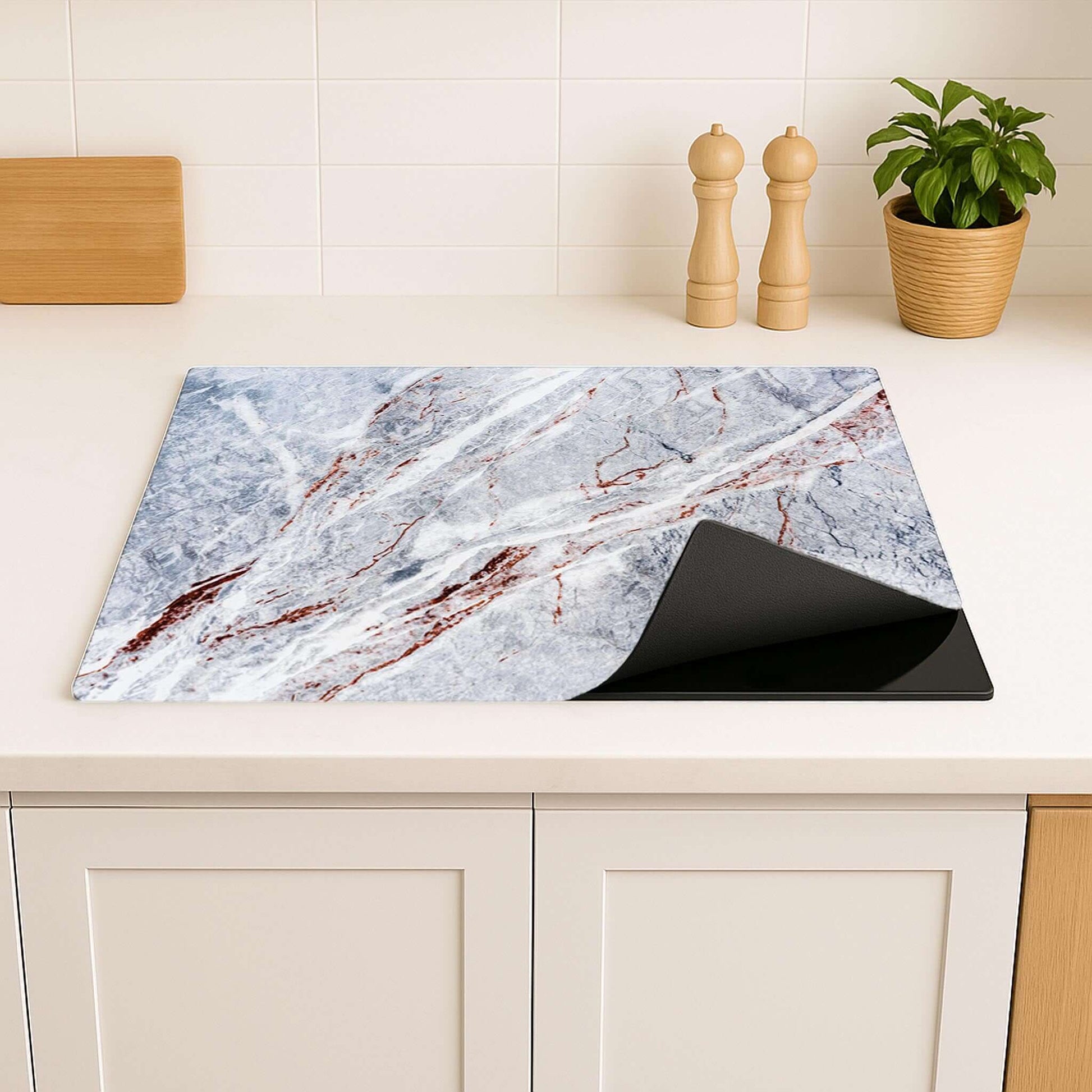 Detail van Elegant Marble inductie beschermer in stijlvolle keuken