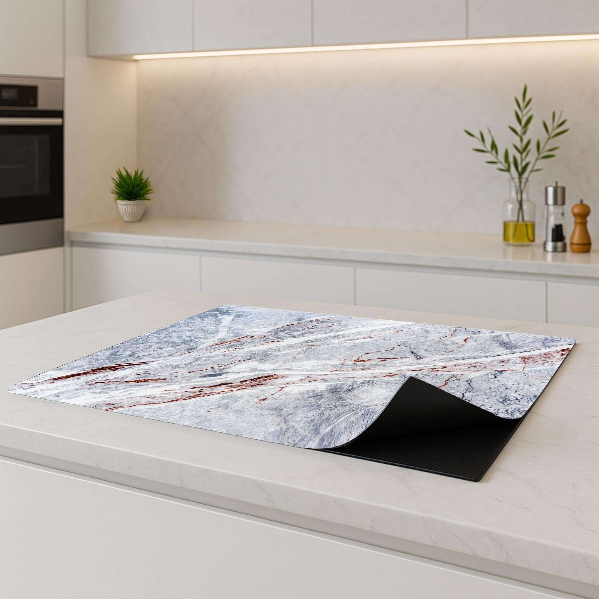 Elegant Marble inductie beschermer geplaatst op modern keukenblad – zijaanzicht
