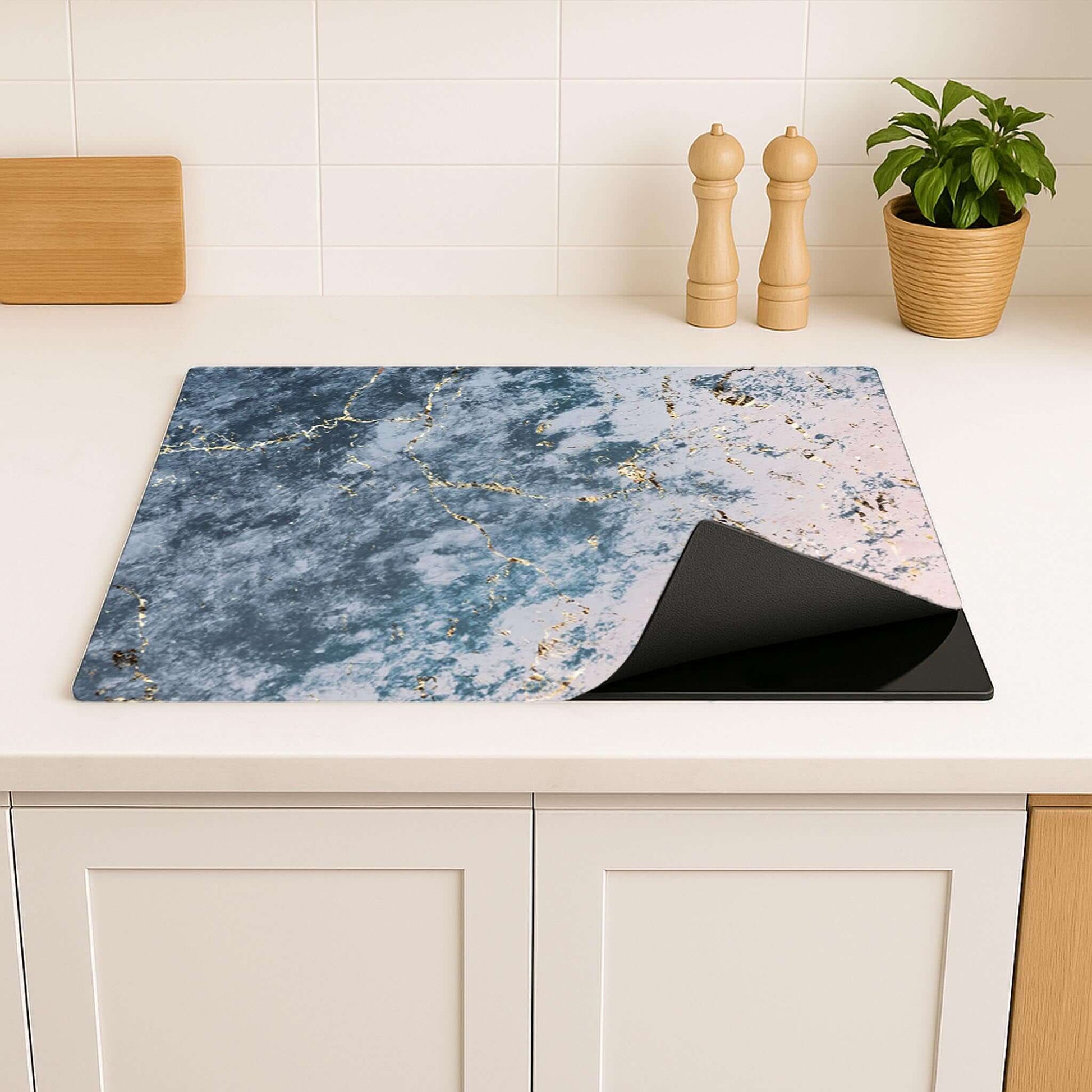 Detailweergave van de Elegant Ocean Marble inductie beschermer in een stijlvolle keuken.