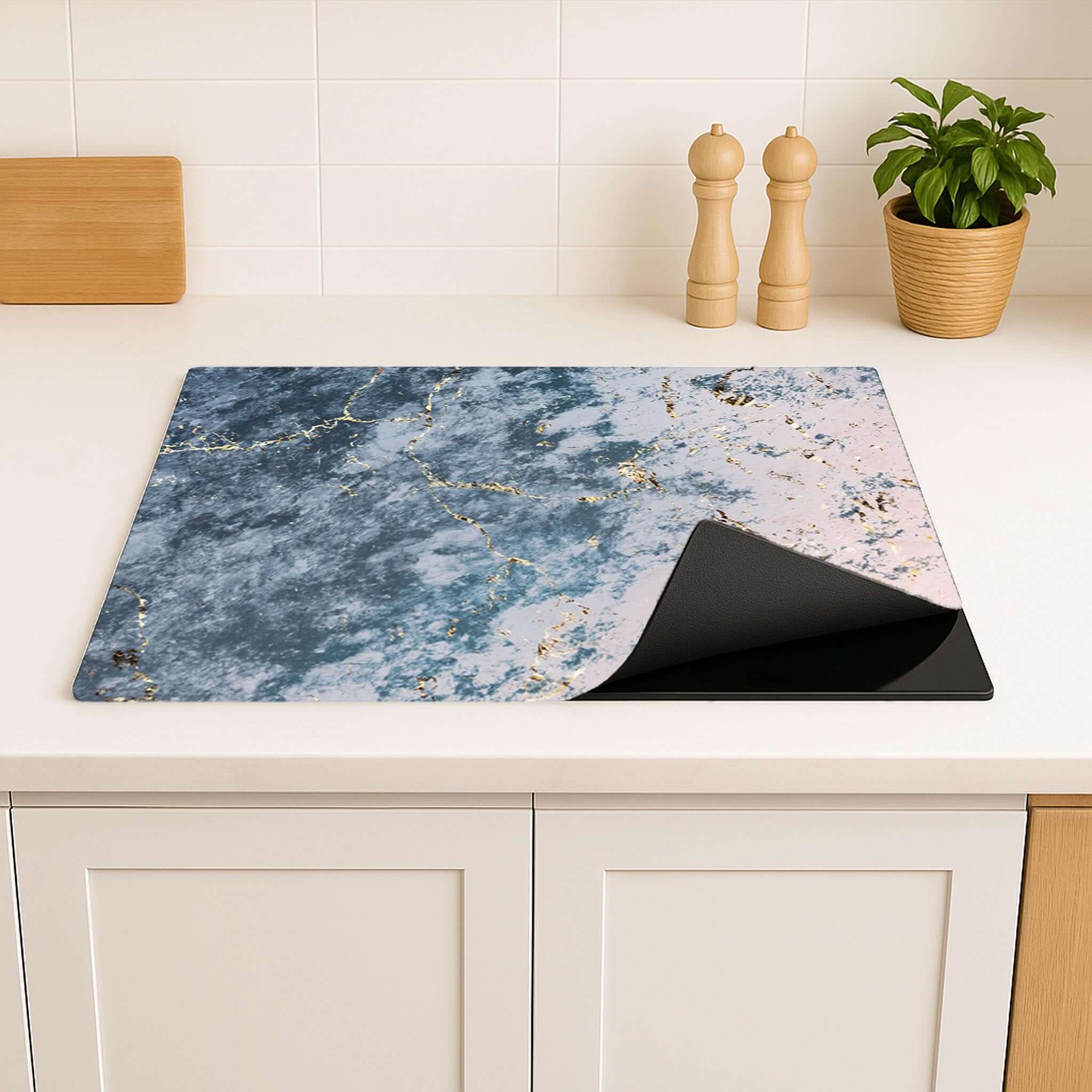 Detailweergave van de Elegant Ocean Marble inductie beschermer in een stijlvolle keuken.
