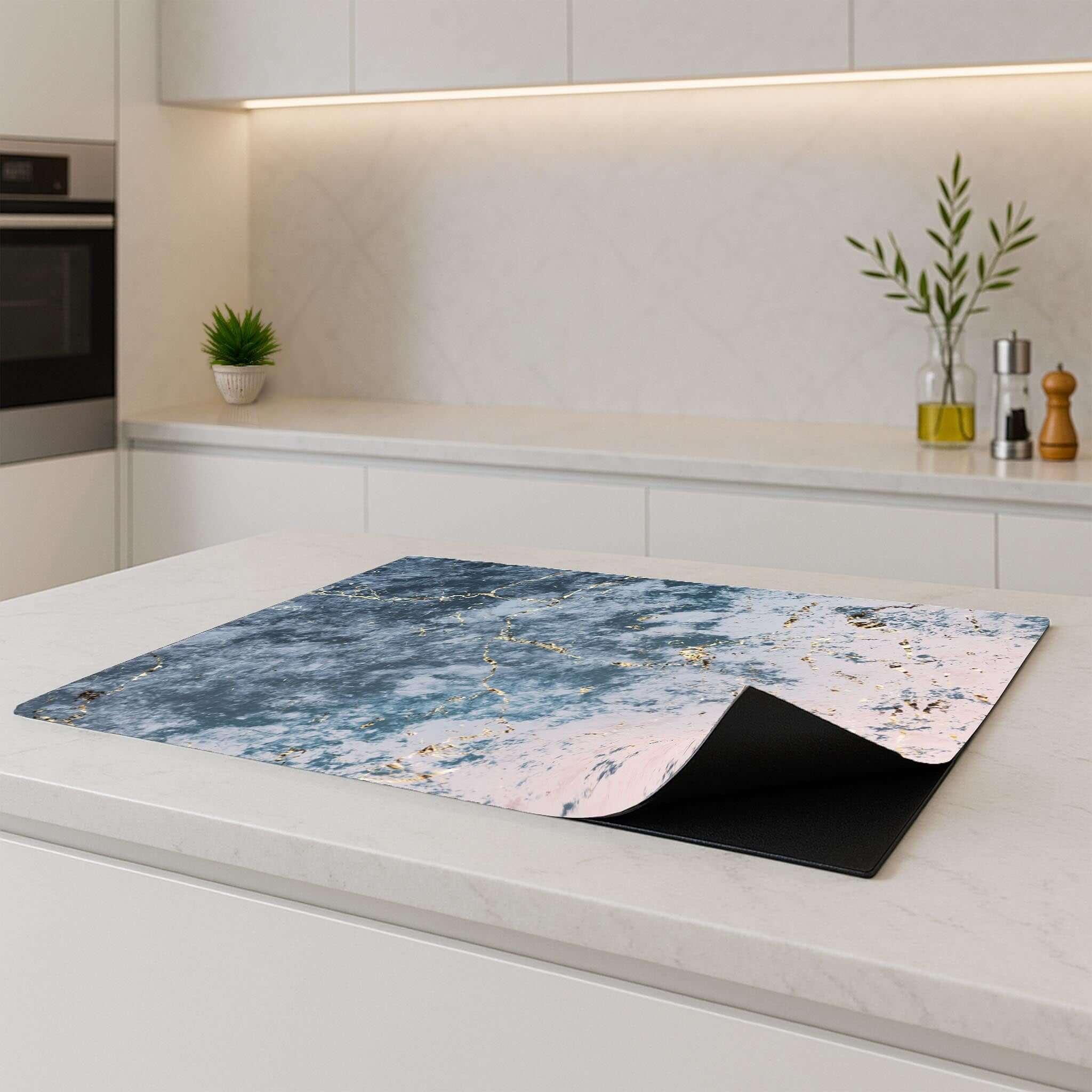 Elegant Ocean Marble inductie beschermer op een modern keukenblad, zijkantaanzicht.