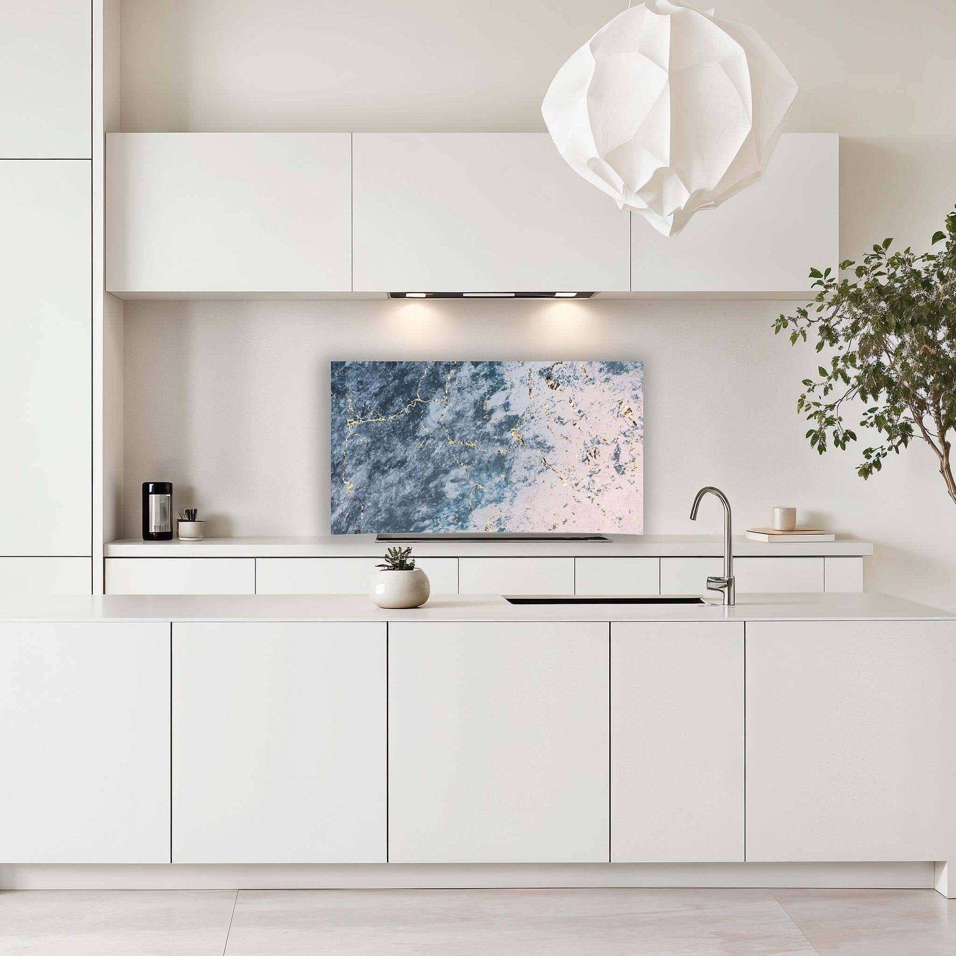 Elegant Ocean Marble spatscherm gemonteerd in witte moderne keuken