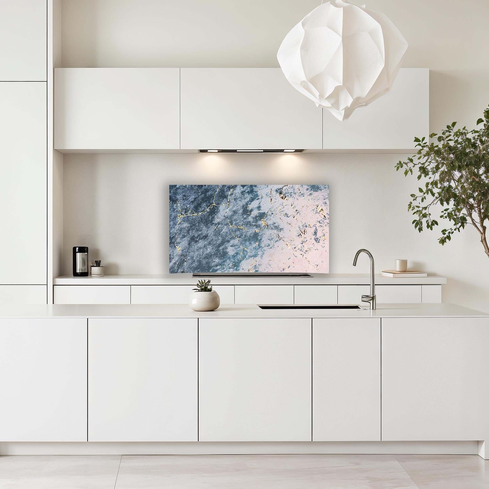 Elegant Ocean Marble spatscherm gemonteerd in witte moderne keuken