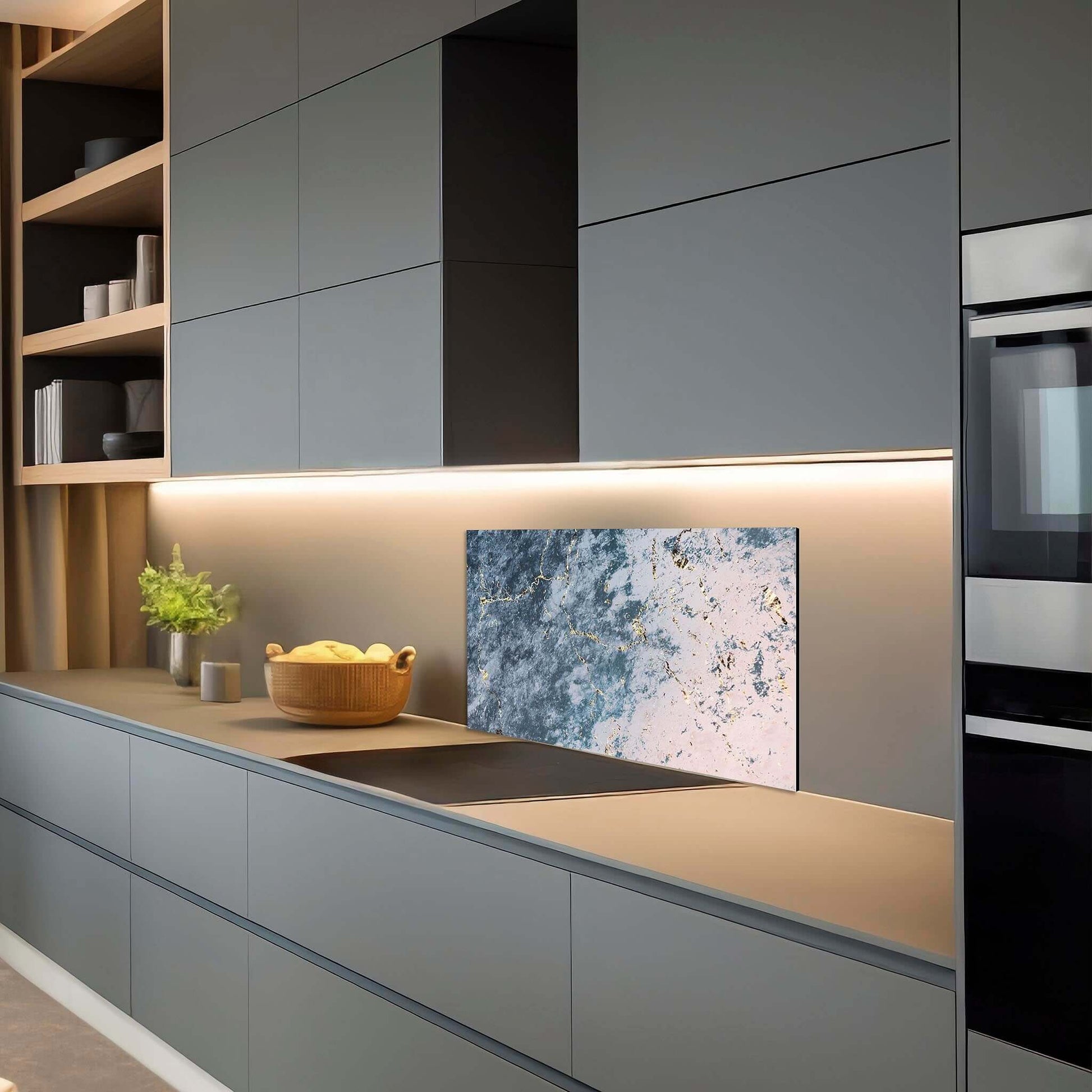 Elegant Ocean Marble spatscherm gemonteerd in donkergrijze moderne keuken
