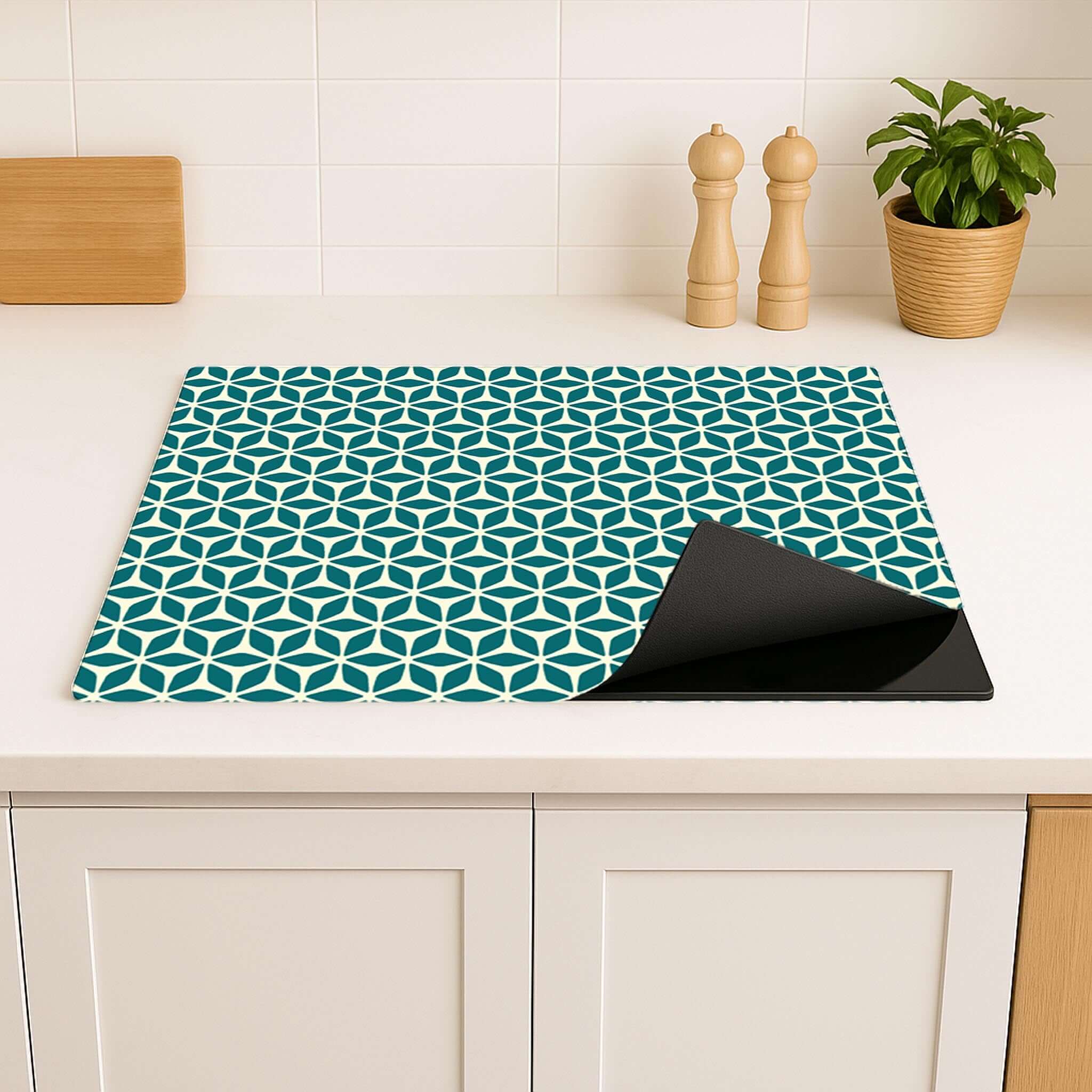 Detail van de Emerald Bloom inductiebeschermer met groen geometrisch design in keuken