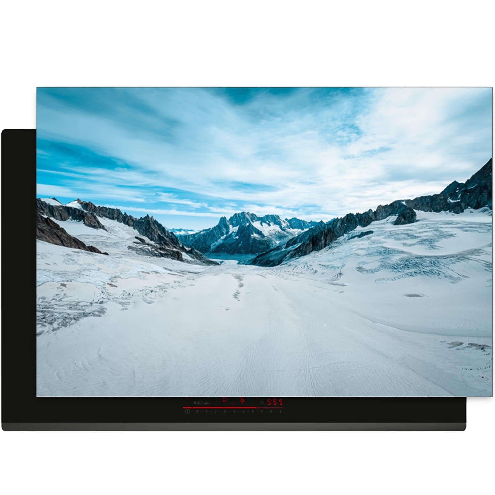 Inductiebeschermer met besneeuwde bergtoppen en blauwe lucht design