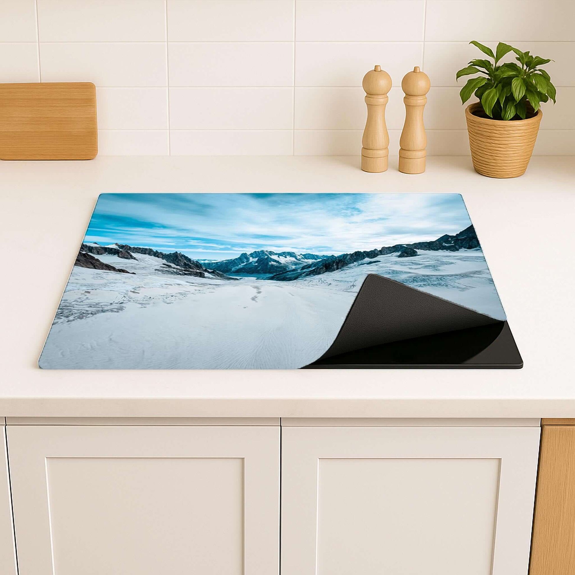 Detail van de Frozen Peaks inductiebeschermer met sneeuwlandschap