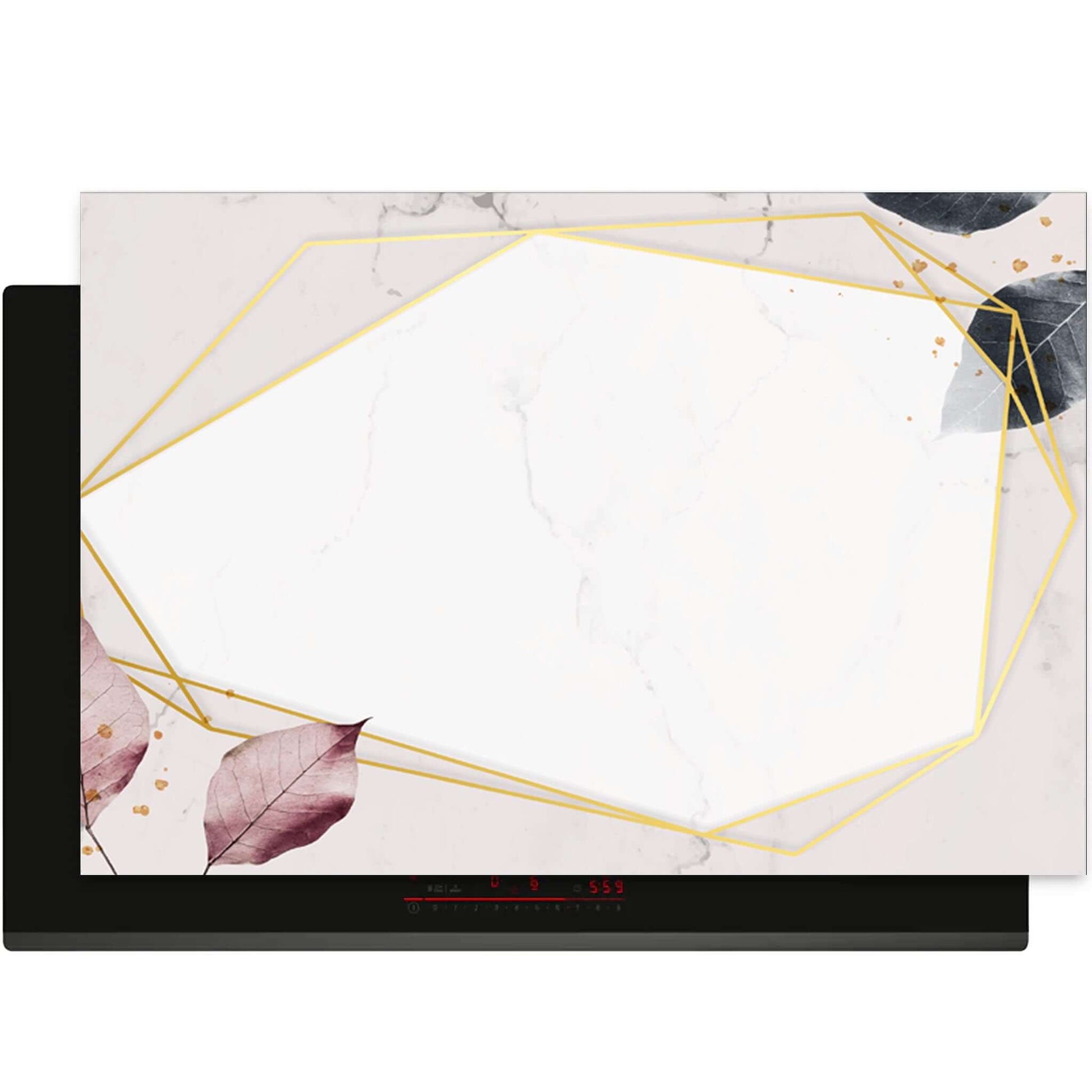 Close-up van Geometric Elegance inductie beschermer met marmerpatroon en gouden lijnen