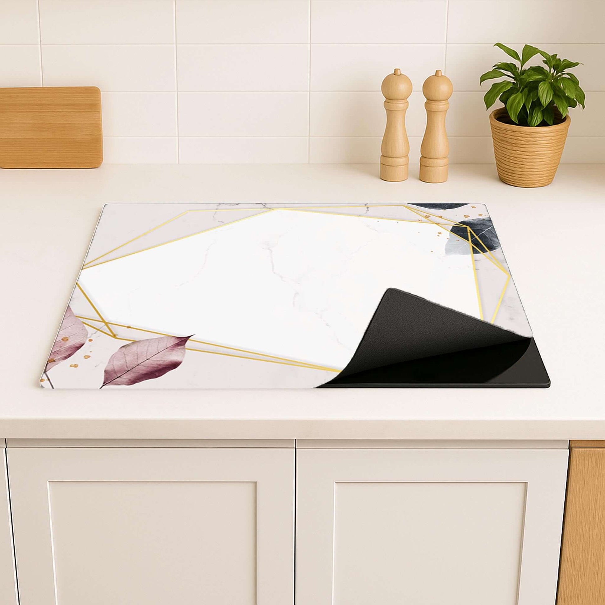 Luxe inductie beschermer met geometrisch design en marmerlook op het aanrecht