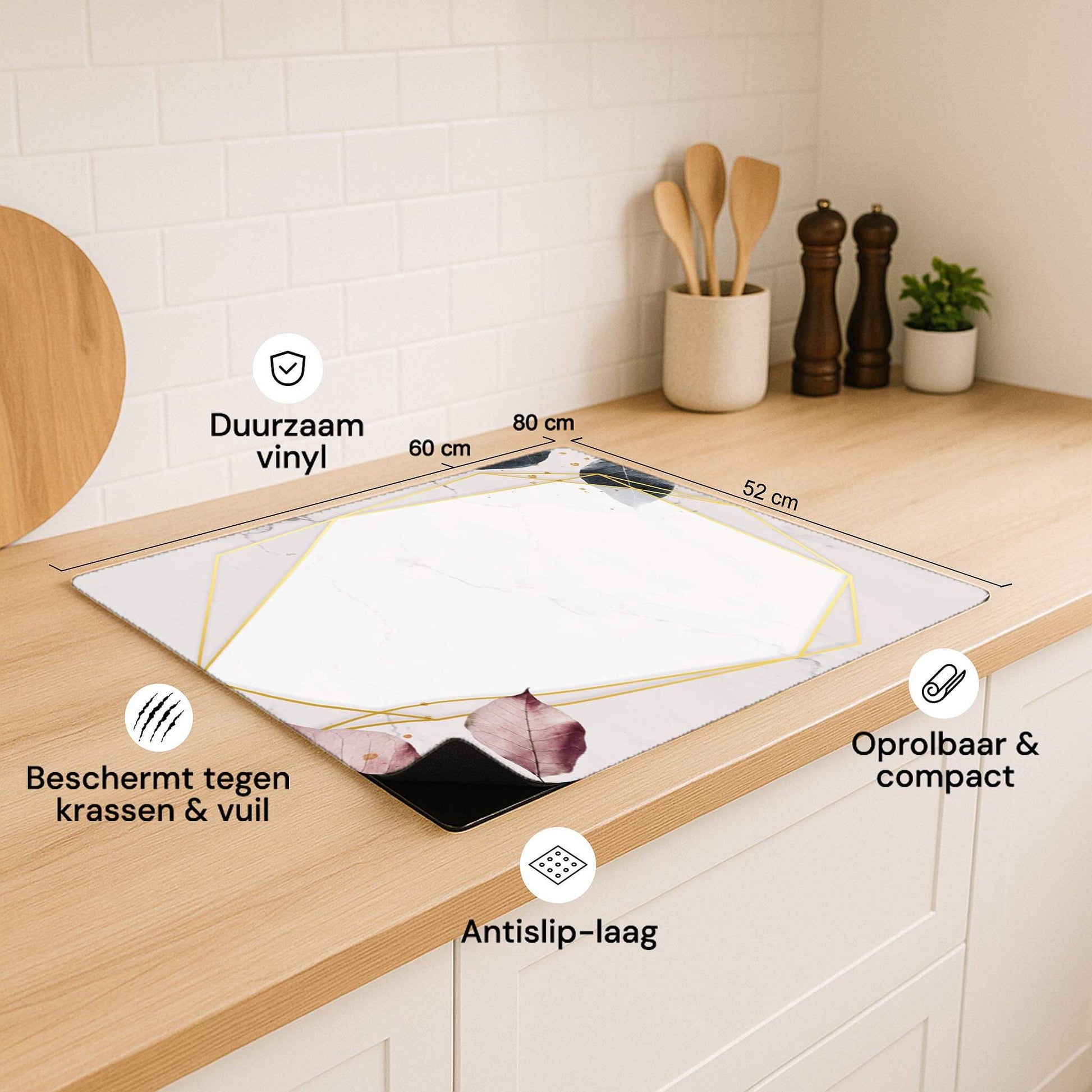 Inductie beschermer met gouden lijnen, marmerpatroon en afmetingen 80x52cm, met icoontjes voor duurzaamheid, antislip en compact oprolbaar