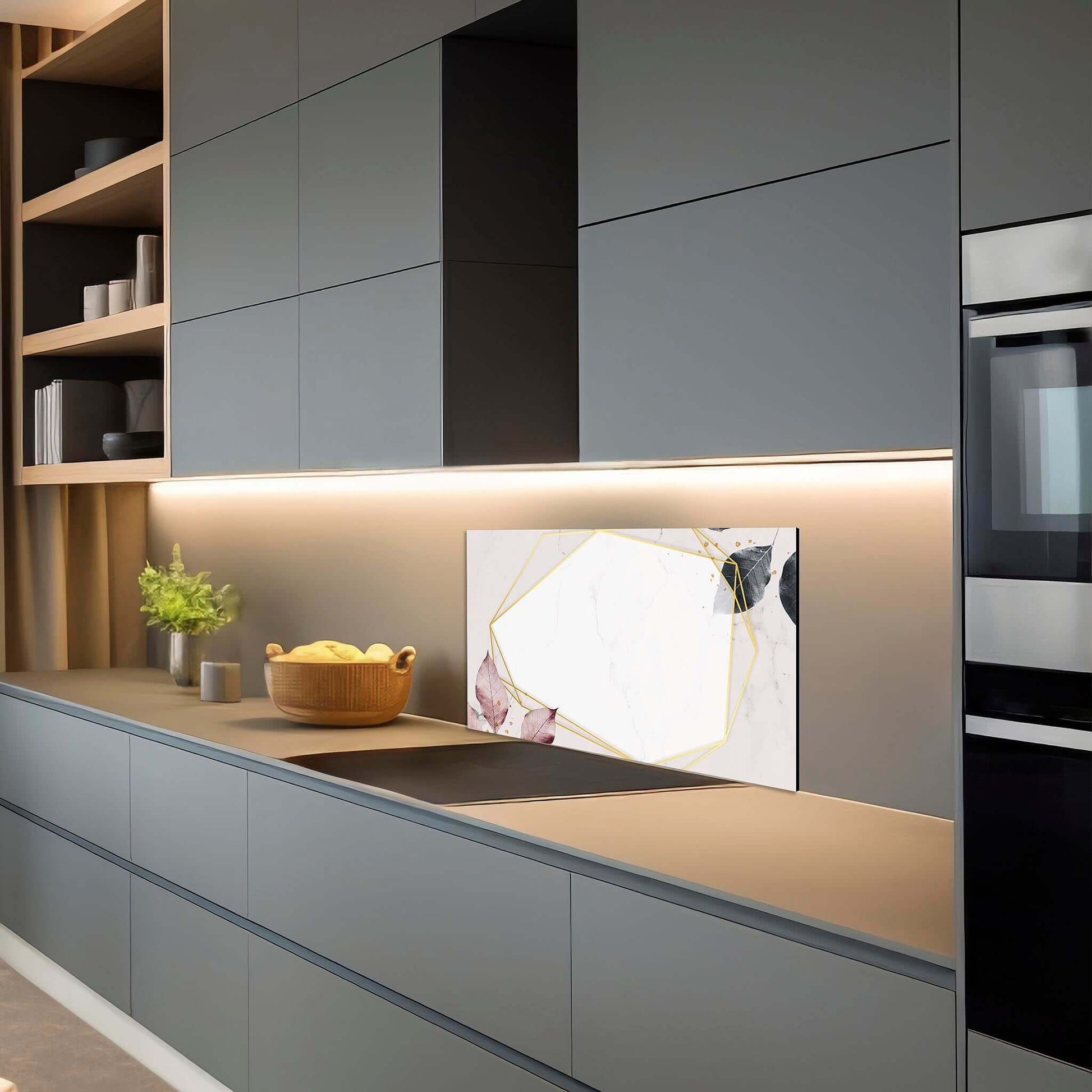 Geometric Elegance spatscherm met marmeren en gouden accenten in een donkere luxe keuken